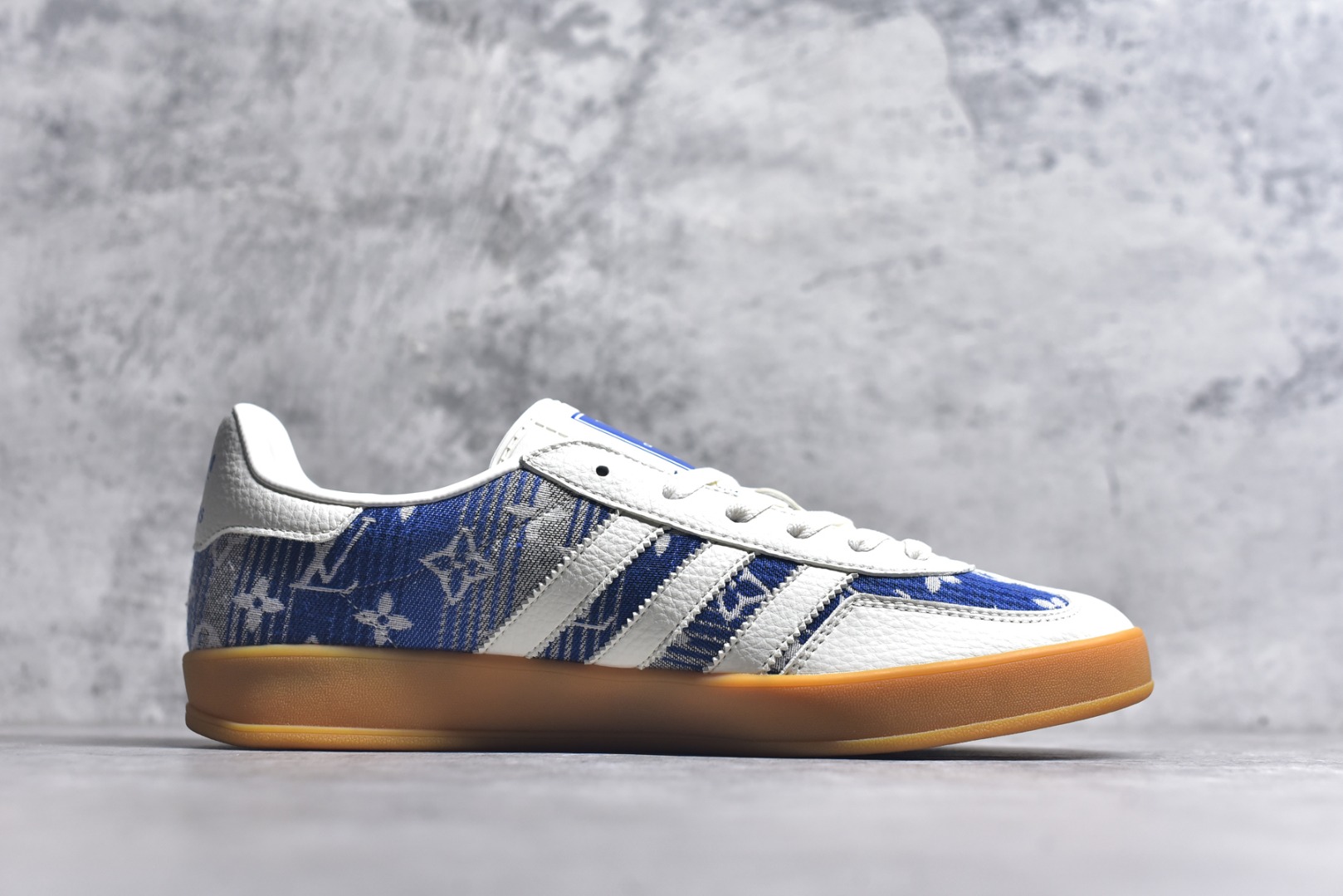 图片[3]-#AD SAMBA OG x Louis Vuitton 白蓝 该鞋款鞋面采用多种材料拼接(缝/车线) Superstar系列又备受众多滑板爱好者的青睐 这款Superstar经典鞋 沿用50年来的贝壳鞋头样式 继往开来 采用皮革鞋面和浑厚全包大底设计 烫金徽标伴你在滑板上留下“流星”般绚丽的轨迹 货号： SC9207-732 尺码： 36 36.5 37.5 38 38.5 39 40 40.5 41 42 42.5 43 44 44.5 45-选品中心