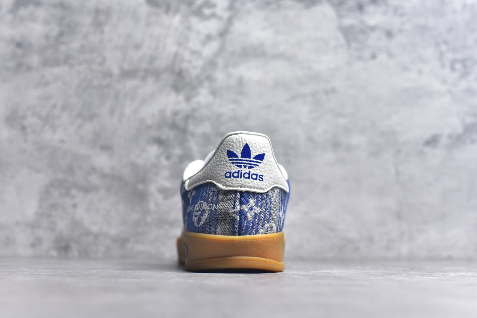 图片[5]-#AD SAMBA OG x Louis Vuitton 白蓝 该鞋款鞋面采用多种材料拼接(缝/车线) Superstar系列又备受众多滑板爱好者的青睐 这款Superstar经典鞋 沿用50年来的贝壳鞋头样式 继往开来 采用皮革鞋面和浑厚全包大底设计 烫金徽标伴你在滑板上留下“流星”般绚丽的轨迹 货号： SC9207-732 尺码： 36 36.5 37.5 38 38.5 39 40 40.5 41 42 42.5 43 44 44.5 45-选品中心