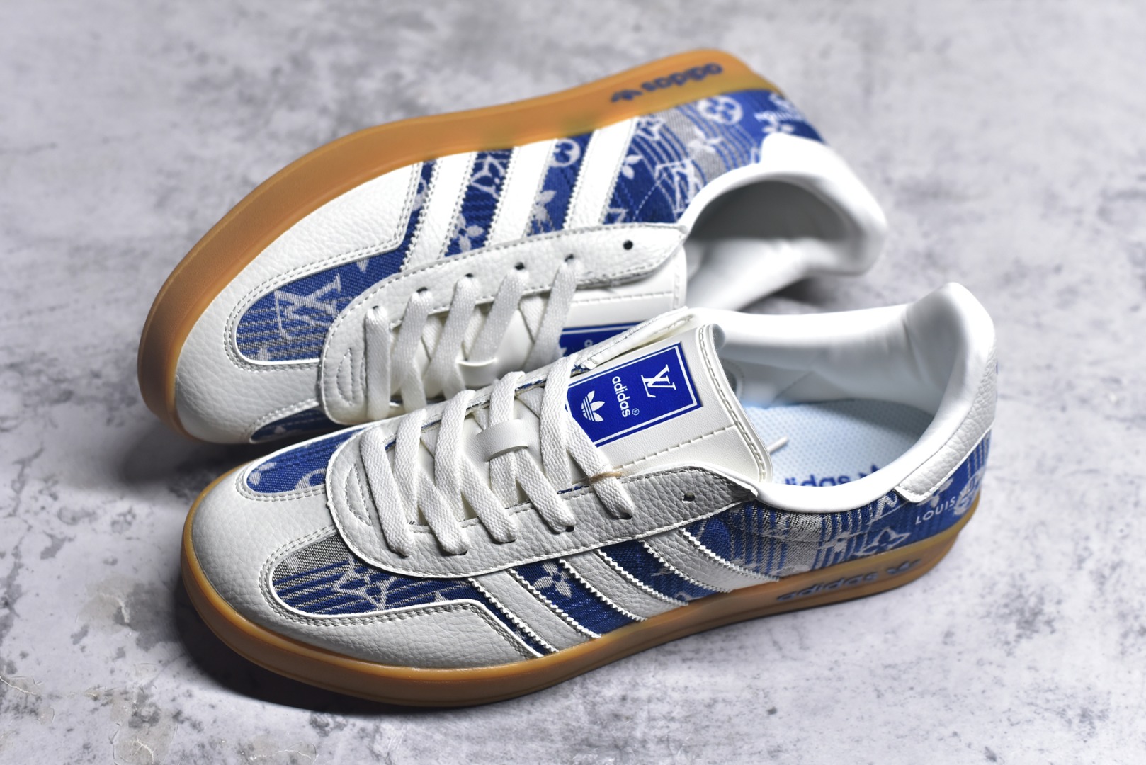 图片[7]-#AD SAMBA OG x Louis Vuitton 白蓝 该鞋款鞋面采用多种材料拼接(缝/车线) Superstar系列又备受众多滑板爱好者的青睐 这款Superstar经典鞋 沿用50年来的贝壳鞋头样式 继往开来 采用皮革鞋面和浑厚全包大底设计 烫金徽标伴你在滑板上留下“流星”般绚丽的轨迹 货号： SC9207-732 尺码： 36 36.5 37.5 38 38.5 39 40 40.5 41 42 42.5 43 44 44.5 45-选品中心