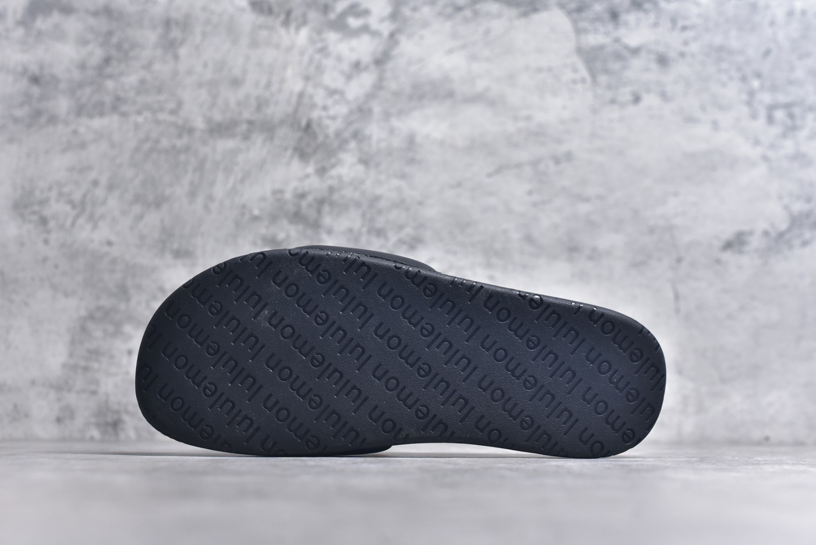 图片[6]-#Lululemon.RestfeelTM 露露乐檬休闲运动拖鞋 黑色！ 尺码：35.5 36.5 38 39 40 5 42 43 44 45.5 47 48！ 让运动后的双脚得到更好的休憩 伴你轻松开启精彩行程面料＋特点 为双脚在运动间隙创造休憩时刻 贴合和触感RestfeelTM 拖鞋尺码标准 可满足大多数人的鞋码需求 双密度中底缓冲设计 提供更佳支撑和舒适感受 产品特点一片式鞋面贴合脚背 让双脚体验舒适触感 中底采用柔软型和稳固双密度泡沫层 平衡舒适度和支撑表现 外底橡胶打造足跟至足尖的牵引力 稳定抓地 不易滑动功能＋版型 开启双足休憩时刻：双密度中底缓冲设计 提供更佳支撑和舒适感受 简约不简单：一片式鞋面搭配泡沫衬里 贴合脚感一触倾心 出色 更多一点 外底橡胶打造足跟至足尖的牵引力 稳定抓地 不易滑动！-选品中心