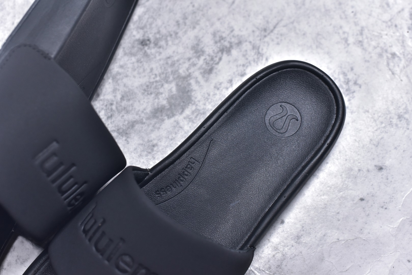 图片[9]-#Lululemon.RestfeelTM 露露乐檬休闲运动拖鞋 黑色！ 尺码：35.5 36.5 38 39 40 5 42 43 44 45.5 47 48！ 让运动后的双脚得到更好的休憩 伴你轻松开启精彩行程面料＋特点 为双脚在运动间隙创造休憩时刻 贴合和触感RestfeelTM 拖鞋尺码标准 可满足大多数人的鞋码需求 双密度中底缓冲设计 提供更佳支撑和舒适感受 产品特点一片式鞋面贴合脚背 让双脚体验舒适触感 中底采用柔软型和稳固双密度泡沫层 平衡舒适度和支撑表现 外底橡胶打造足跟至足尖的牵引力 稳定抓地 不易滑动功能＋版型 开启双足休憩时刻：双密度中底缓冲设计 提供更佳支撑和舒适感受 简约不简单：一片式鞋面搭配泡沫衬里 贴合脚感一触倾心 出色 更多一点 外底橡胶打造足跟至足尖的牵引力 稳定抓地 不易滑动！-选品中心