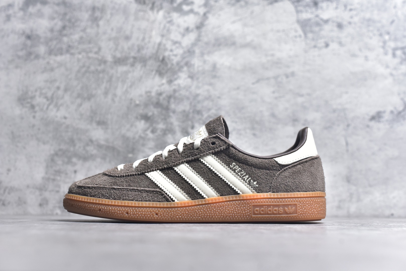 #AD Originals Handball SPZL 手球运动员系列百搭休闲运动板鞋 IF6490 口碑大厂出品 品控大底版型不断改良更新 原厂皮料 原装过验内外标加持 全套原纸板楦头开发 确保原汁原味 完美呈现桑巴版型 一比一鞋头弧度高度鞋身弧度 数据细节工艺流程均保持一致 这款来自阿迪达斯的这款HANDBALL SPZL前身是一双手球运动鞋 这一次拿来复刻 所以鞋面的主要色彩选用了黑色 鞋面外侧除了Spezial字母之外还有三叶草标志 Handball SPZL作为复古手球训练鞋与作为室内足球鞋的Samba有着异曲同工之处 但是质感更为出众的鞋身以及丰富的配色选择比起Samba来讲可以说是更胜一筹了 尺码：36 36⅔ 37⅓ 38 38⅔ 39⅓ 40 40⅔ 41⅓ 42 42⅔ 43⅓ 44 45-选品中心