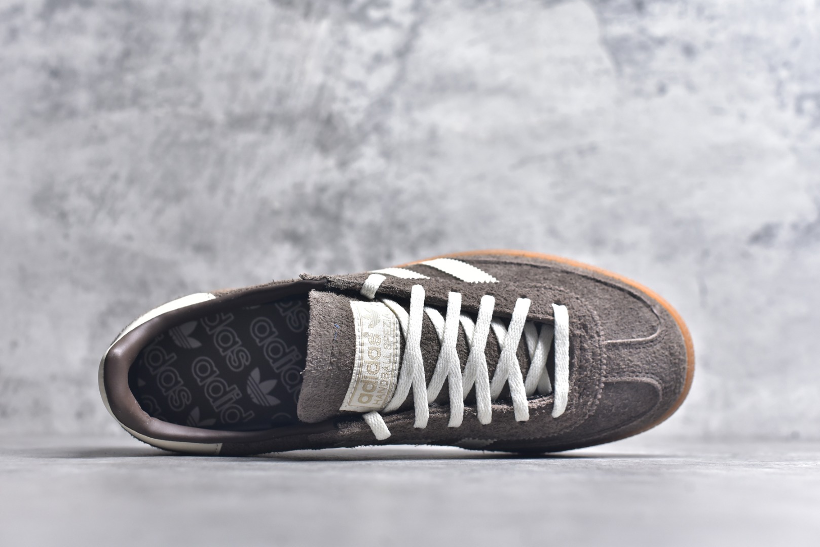 图片[4]-#AD Originals Handball SPZL 手球运动员系列百搭休闲运动板鞋 IF6490 口碑大厂出品 品控大底版型不断改良更新 原厂皮料 原装过验内外标加持 全套原纸板楦头开发 确保原汁原味 完美呈现桑巴版型 一比一鞋头弧度高度鞋身弧度 数据细节工艺流程均保持一致 这款来自阿迪达斯的这款HANDBALL SPZL前身是一双手球运动鞋 这一次拿来复刻 所以鞋面的主要色彩选用了黑色 鞋面外侧除了Spezial字母之外还有三叶草标志 Handball SPZL作为复古手球训练鞋与作为室内足球鞋的Samba有着异曲同工之处 但是质感更为出众的鞋身以及丰富的配色选择比起Samba来讲可以说是更胜一筹了 尺码：36 36⅔ 37⅓ 38 38⅔ 39⅓ 40 40⅔ 41⅓ 42 42⅔ 43⅓ 44 45-选品中心