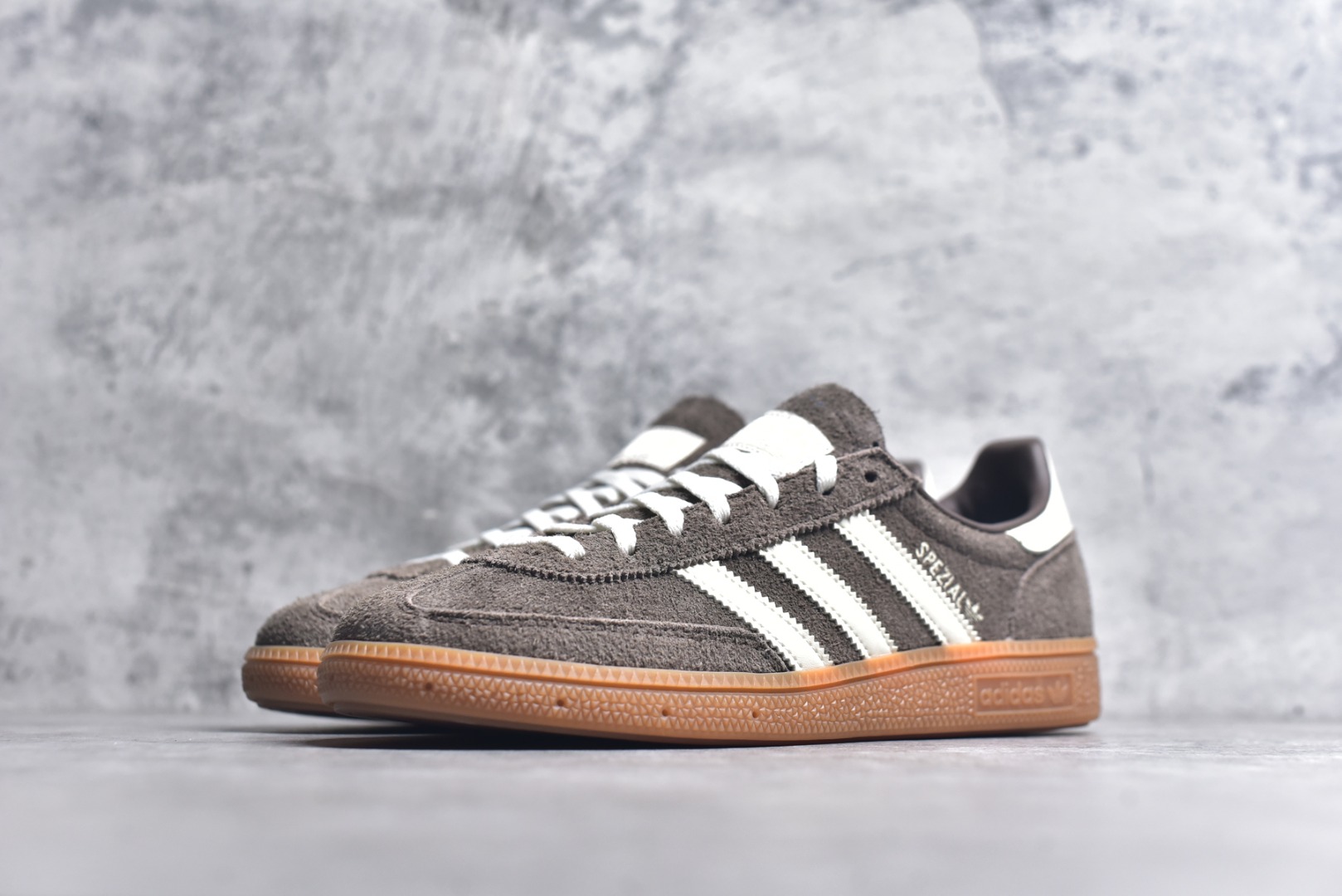 图片[2]-#AD Originals Handball SPZL 手球运动员系列百搭休闲运动板鞋 IF6490 口碑大厂出品 品控大底版型不断改良更新 原厂皮料 原装过验内外标加持 全套原纸板楦头开发 确保原汁原味 完美呈现桑巴版型 一比一鞋头弧度高度鞋身弧度 数据细节工艺流程均保持一致 这款来自阿迪达斯的这款HANDBALL SPZL前身是一双手球运动鞋 这一次拿来复刻 所以鞋面的主要色彩选用了黑色 鞋面外侧除了Spezial字母之外还有三叶草标志 Handball SPZL作为复古手球训练鞋与作为室内足球鞋的Samba有着异曲同工之处 但是质感更为出众的鞋身以及丰富的配色选择比起Samba来讲可以说是更胜一筹了 尺码：36 36⅔ 37⅓ 38 38⅔ 39⅓ 40 40⅔ 41⅓ 42 42⅔ 43⅓ 44 45-选品中心