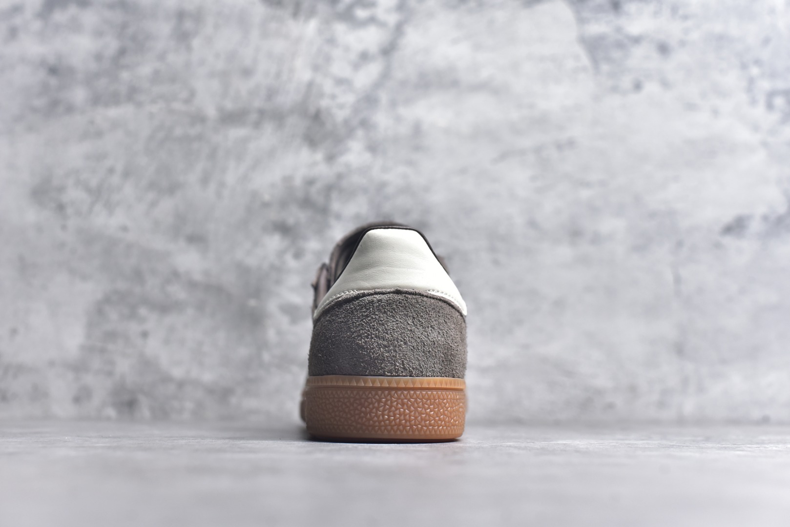 图片[5]-#AD Originals Handball SPZL 手球运动员系列百搭休闲运动板鞋 IF6490 口碑大厂出品 品控大底版型不断改良更新 原厂皮料 原装过验内外标加持 全套原纸板楦头开发 确保原汁原味 完美呈现桑巴版型 一比一鞋头弧度高度鞋身弧度 数据细节工艺流程均保持一致 这款来自阿迪达斯的这款HANDBALL SPZL前身是一双手球运动鞋 这一次拿来复刻 所以鞋面的主要色彩选用了黑色 鞋面外侧除了Spezial字母之外还有三叶草标志 Handball SPZL作为复古手球训练鞋与作为室内足球鞋的Samba有着异曲同工之处 但是质感更为出众的鞋身以及丰富的配色选择比起Samba来讲可以说是更胜一筹了 尺码：36 36⅔ 37⅓ 38 38⅔ 39⅓ 40 40⅔ 41⅓ 42 42⅔ 43⅓ 44 45-选品中心
