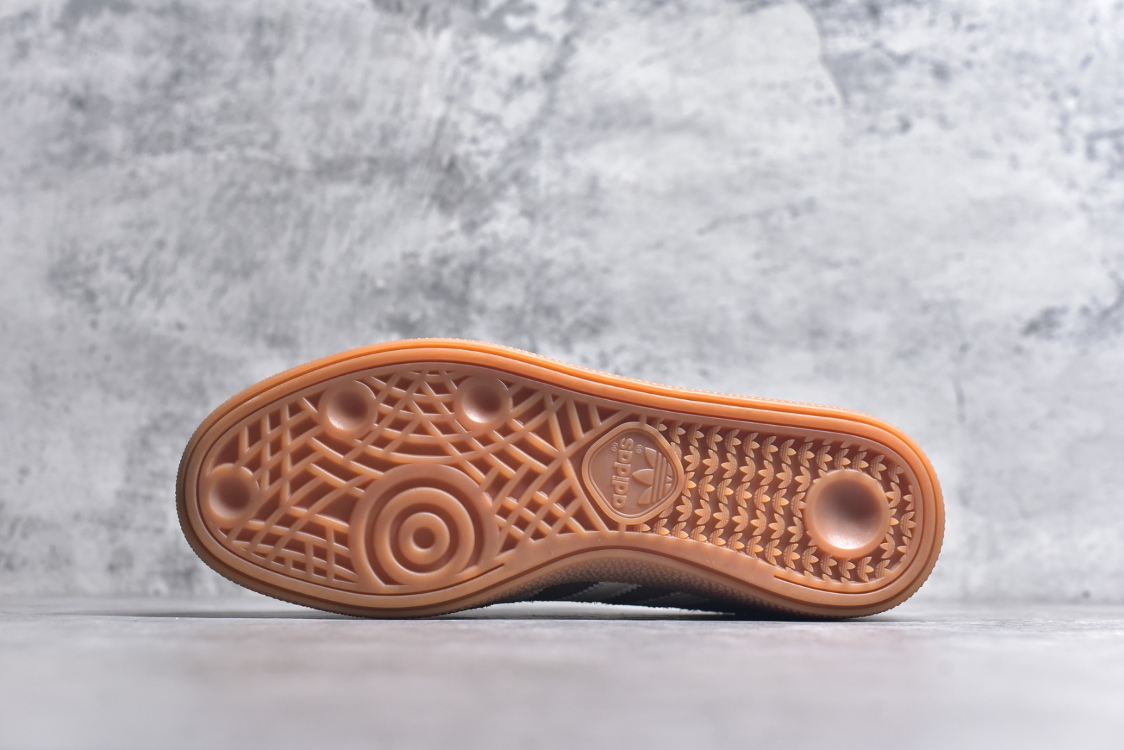 图片[6]-#AD Originals Handball SPZL 手球运动员系列百搭休闲运动板鞋 IF6490 口碑大厂出品 品控大底版型不断改良更新 原厂皮料 原装过验内外标加持 全套原纸板楦头开发 确保原汁原味 完美呈现桑巴版型 一比一鞋头弧度高度鞋身弧度 数据细节工艺流程均保持一致 这款来自阿迪达斯的这款HANDBALL SPZL前身是一双手球运动鞋 这一次拿来复刻 所以鞋面的主要色彩选用了黑色 鞋面外侧除了Spezial字母之外还有三叶草标志 Handball SPZL作为复古手球训练鞋与作为室内足球鞋的Samba有着异曲同工之处 但是质感更为出众的鞋身以及丰富的配色选择比起Samba来讲可以说是更胜一筹了 尺码：36 36⅔ 37⅓ 38 38⅔ 39⅓ 40 40⅔ 41⅓ 42 42⅔ 43⅓ 44 45-选品中心