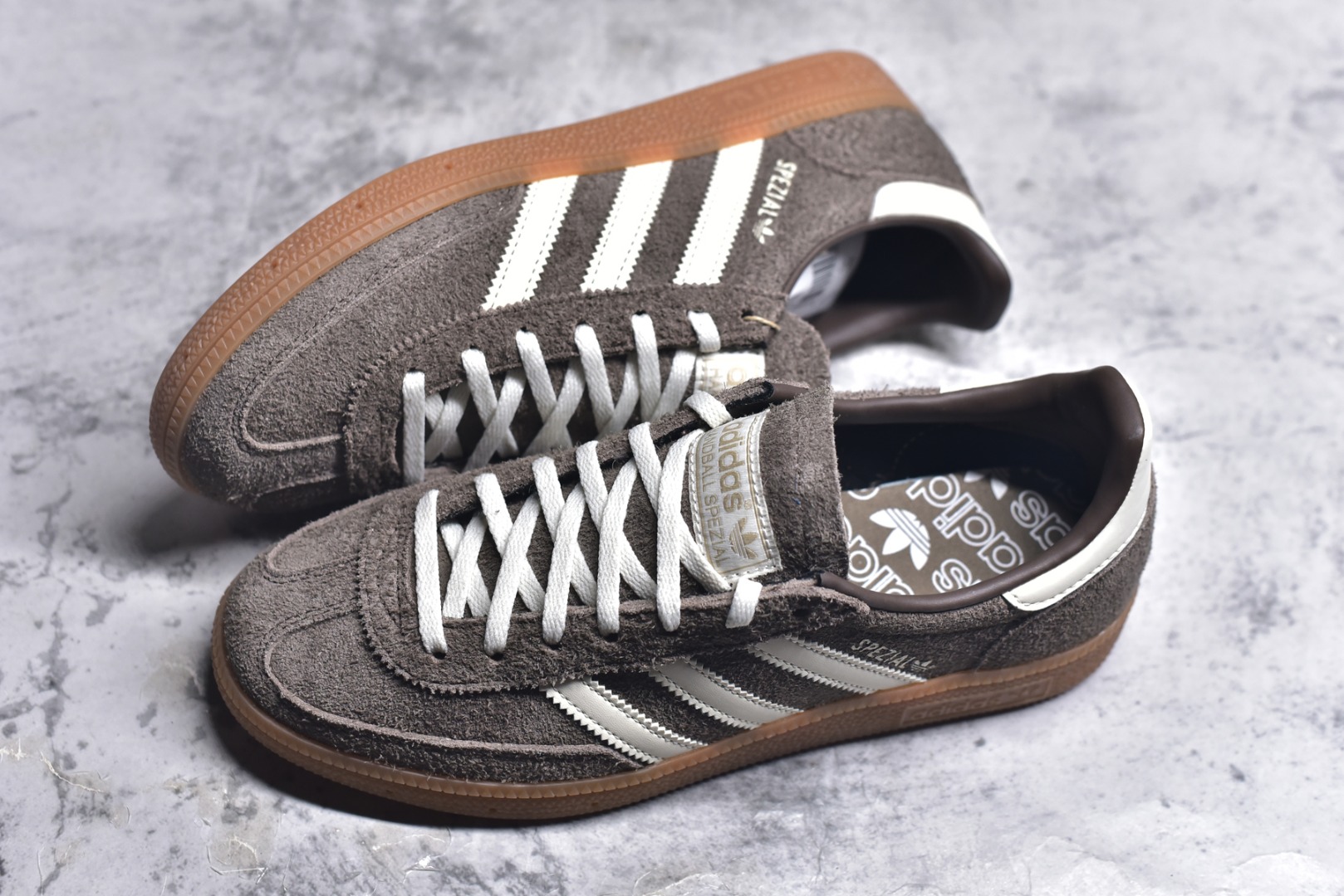 图片[7]-#AD Originals Handball SPZL 手球运动员系列百搭休闲运动板鞋 IF6490 口碑大厂出品 品控大底版型不断改良更新 原厂皮料 原装过验内外标加持 全套原纸板楦头开发 确保原汁原味 完美呈现桑巴版型 一比一鞋头弧度高度鞋身弧度 数据细节工艺流程均保持一致 这款来自阿迪达斯的这款HANDBALL SPZL前身是一双手球运动鞋 这一次拿来复刻 所以鞋面的主要色彩选用了黑色 鞋面外侧除了Spezial字母之外还有三叶草标志 Handball SPZL作为复古手球训练鞋与作为室内足球鞋的Samba有着异曲同工之处 但是质感更为出众的鞋身以及丰富的配色选择比起Samba来讲可以说是更胜一筹了 尺码：36 36⅔ 37⅓ 38 38⅔ 39⅓ 40 40⅔ 41⅓ 42 42⅔ 43⅓ 44 45-选品中心