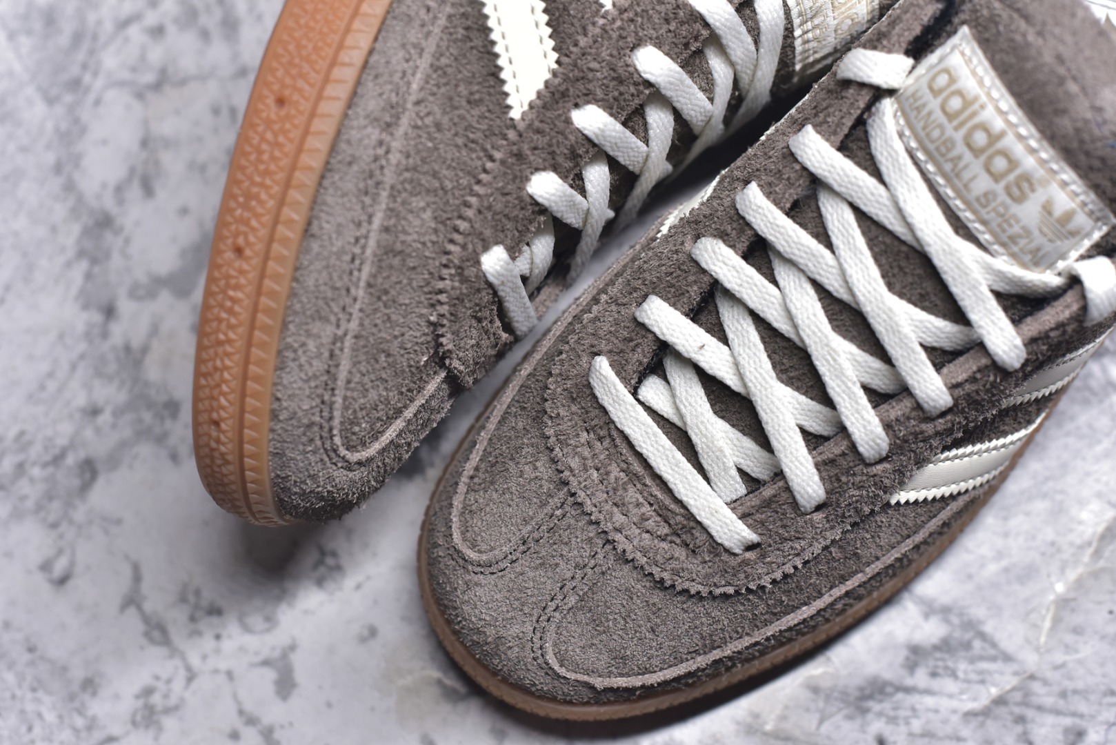 图片[8]-#AD Originals Handball SPZL 手球运动员系列百搭休闲运动板鞋 IF6490 口碑大厂出品 品控大底版型不断改良更新 原厂皮料 原装过验内外标加持 全套原纸板楦头开发 确保原汁原味 完美呈现桑巴版型 一比一鞋头弧度高度鞋身弧度 数据细节工艺流程均保持一致 这款来自阿迪达斯的这款HANDBALL SPZL前身是一双手球运动鞋 这一次拿来复刻 所以鞋面的主要色彩选用了黑色 鞋面外侧除了Spezial字母之外还有三叶草标志 Handball SPZL作为复古手球训练鞋与作为室内足球鞋的Samba有着异曲同工之处 但是质感更为出众的鞋身以及丰富的配色选择比起Samba来讲可以说是更胜一筹了 尺码：36 36⅔ 37⅓ 38 38⅔ 39⅓ 40 40⅔ 41⅓ 42 42⅔ 43⅓ 44 45-选品中心