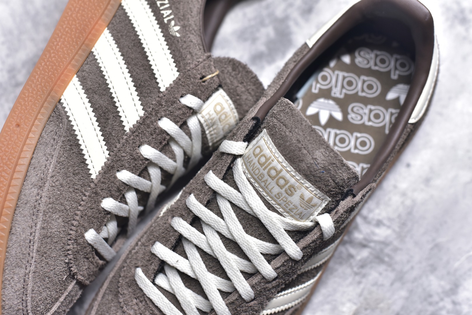 图片[9]-#AD Originals Handball SPZL 手球运动员系列百搭休闲运动板鞋 IF6490 口碑大厂出品 品控大底版型不断改良更新 原厂皮料 原装过验内外标加持 全套原纸板楦头开发 确保原汁原味 完美呈现桑巴版型 一比一鞋头弧度高度鞋身弧度 数据细节工艺流程均保持一致 这款来自阿迪达斯的这款HANDBALL SPZL前身是一双手球运动鞋 这一次拿来复刻 所以鞋面的主要色彩选用了黑色 鞋面外侧除了Spezial字母之外还有三叶草标志 Handball SPZL作为复古手球训练鞋与作为室内足球鞋的Samba有着异曲同工之处 但是质感更为出众的鞋身以及丰富的配色选择比起Samba来讲可以说是更胜一筹了 尺码：36 36⅔ 37⅓ 38 38⅔ 39⅓ 40 40⅔ 41⅓ 42 42⅔ 43⅓ 44 45-选品中心