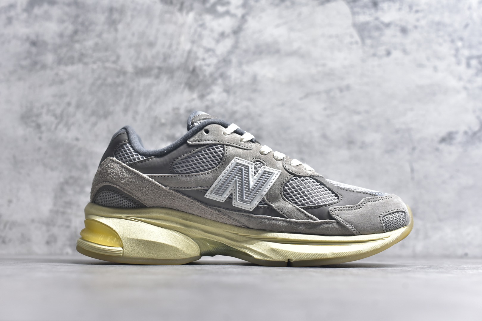 图片[3]-#New Balance M2010系列 新百伦 复古老爹风网布跑步休闲运动鞋 新百伦经典配色 沿袭了面世之初的经典科技 以ENCAP中底配以升级版 N-ERGY缓震物料 鞋面则采用特色的柔软麂皮搭以NewBalance经典的尼龙网布 低调中还原跑鞋本真 更年轻化的设计理念与材质 让新世代青年得以用全新视角体验经典鞋款的传奇魅力 货号：U2010GD 尺码：36-46.5-选品中心