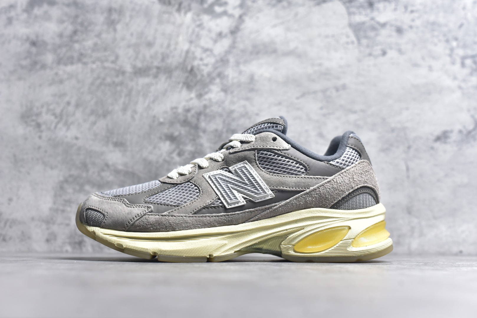#New Balance M2010系列 新百伦 复古老爹风网布跑步休闲运动鞋 新百伦经典配色 沿袭了面世之初的经典科技 以ENCAP中底配以升级版 N-ERGY缓震物料 鞋面则采用特色的柔软麂皮搭以NewBalance经典的尼龙网布 低调中还原跑鞋本真 更年轻化的设计理念与材质 让新世代青年得以用全新视角体验经典鞋款的传奇魅力 货号：U2010GD 尺码：36-46.5-选品中心