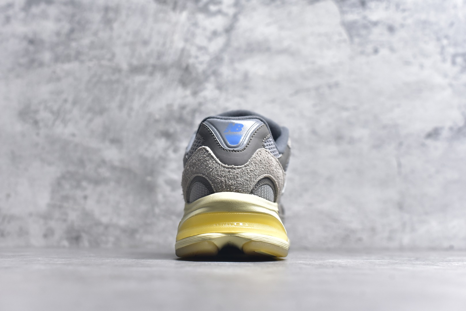 图片[5]-#New Balance M2010系列 新百伦 复古老爹风网布跑步休闲运动鞋 新百伦经典配色 沿袭了面世之初的经典科技 以ENCAP中底配以升级版 N-ERGY缓震物料 鞋面则采用特色的柔软麂皮搭以NewBalance经典的尼龙网布 低调中还原跑鞋本真 更年轻化的设计理念与材质 让新世代青年得以用全新视角体验经典鞋款的传奇魅力 货号：U2010GD 尺码：36-46.5-选品中心
