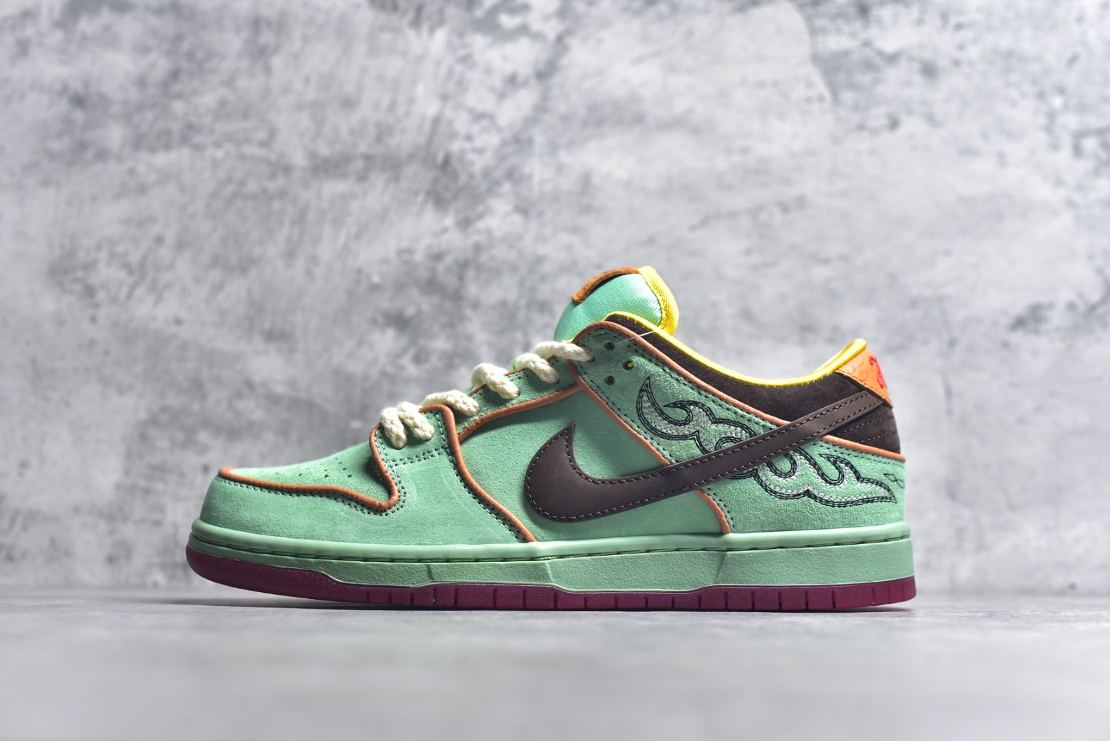 #NK SB Dunk Low 黑人月黑绿 HF3058-300 极限压缩利润空间 超乎所想的高性价比 用料绝不含糊 原盒原配 正确耐磨橡胶大底 超高清洁度 全鞋零毛边皮料切割 全套原楦原模倾力打造完美版型 尺码：36 36.5 37.5 38 38.5 39 40 40.5 41 42 42.5 43 44 44.5 45 46 47.5-选品中心
