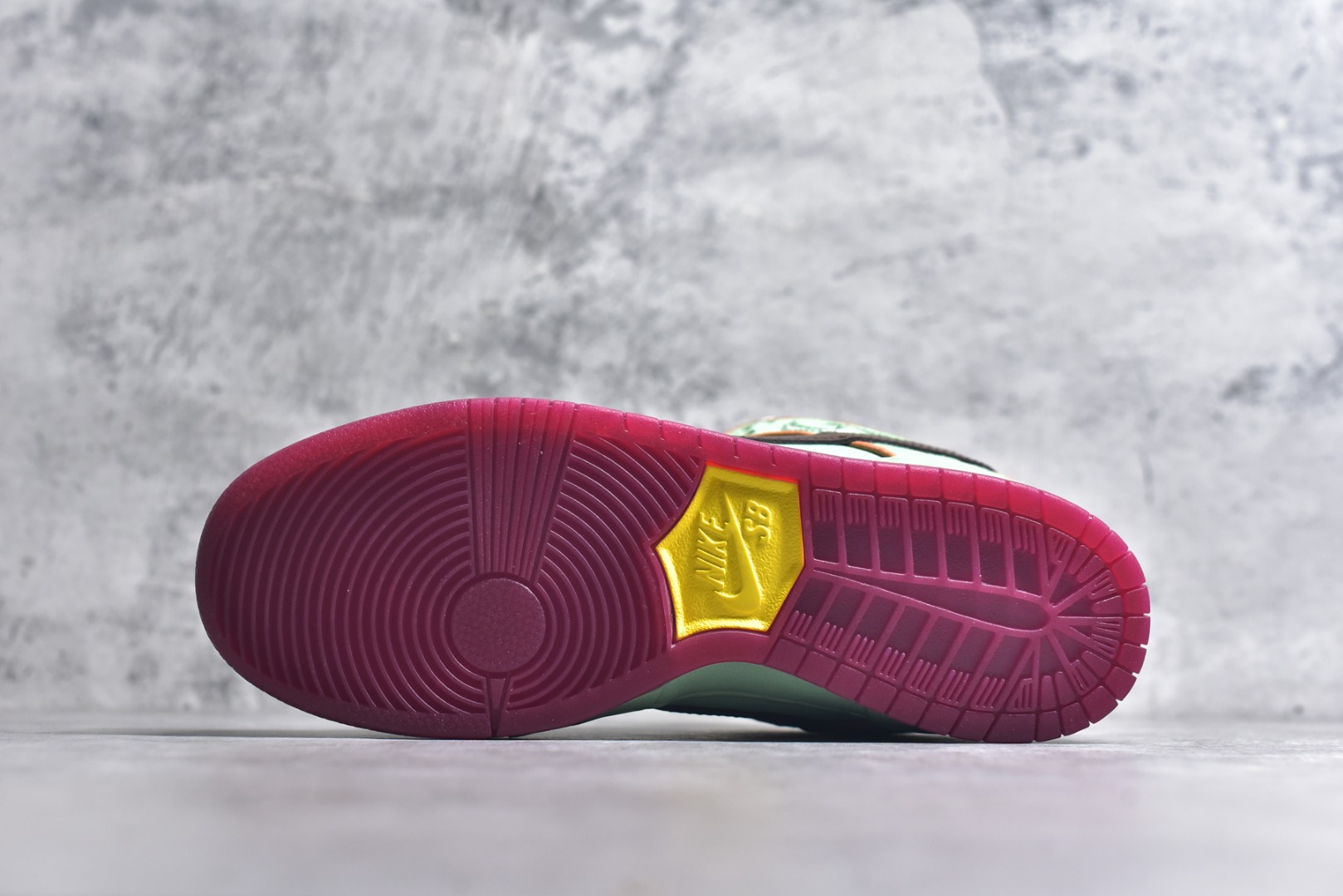 图片[6]-#NK SB Dunk Low 黑人月黑绿 HF3058-300 极限压缩利润空间 超乎所想的高性价比 用料绝不含糊 原盒原配 正确耐磨橡胶大底 超高清洁度 全鞋零毛边皮料切割 全套原楦原模倾力打造完美版型 尺码：36 36.5 37.5 38 38.5 39 40 40.5 41 42 42.5 43 44 44.5 45 46 47.5-选品中心