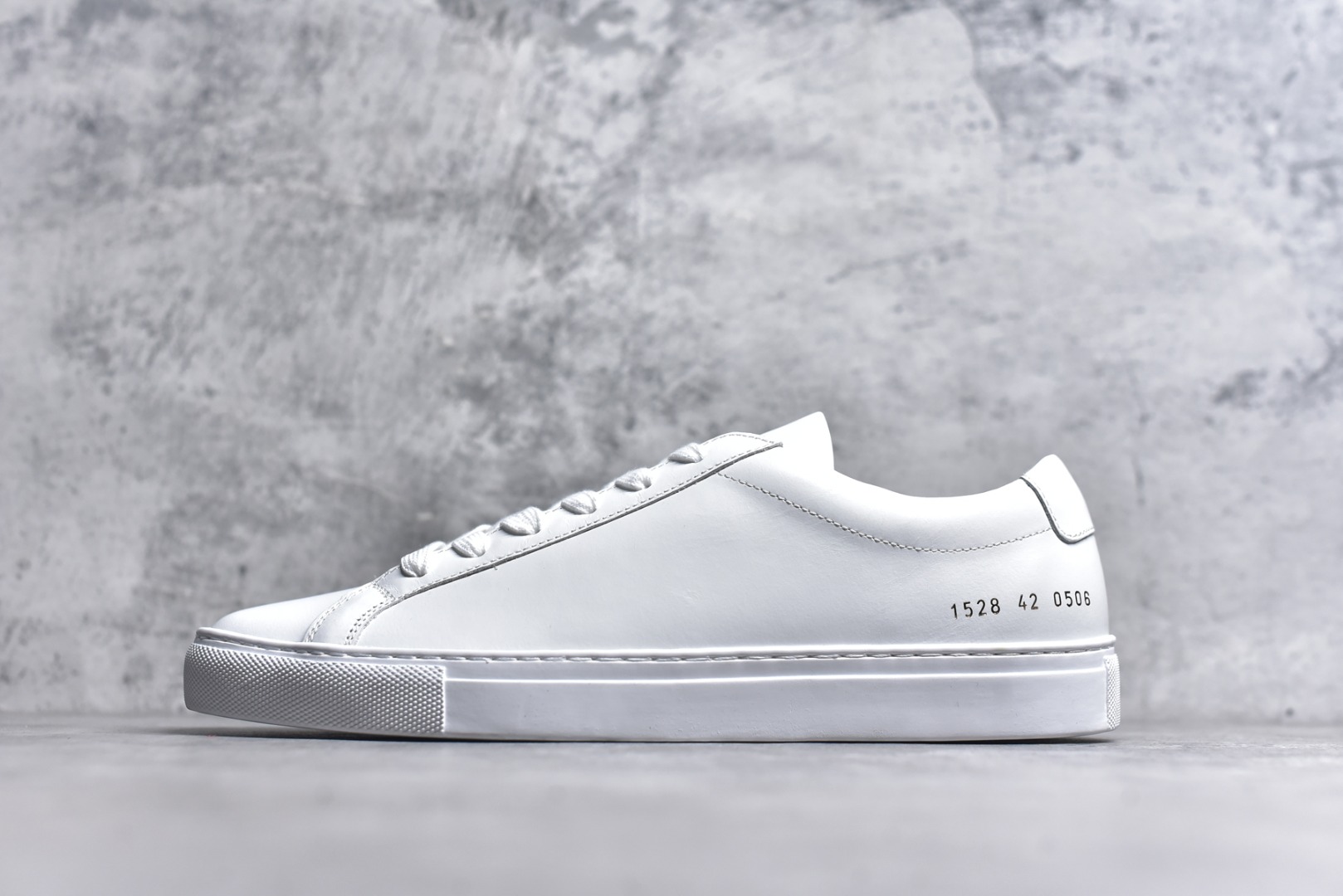 #Common Projects 扁头小白鞋 经典小白鞋 为了此款鞋子做到极致 已经报废几双原鞋 力争做好1.1 独家磨具 进口皮料 还原度最高 可提供原版对比 CP 是诞生于纽约的鞋履品牌，品牌1994成立 以来深受美国、意大利 GQ 等各大时尚杂志、编辑的喜爱，明星网红同款百搭小经典情侣小白鞋，防滑橡胶大底顶级代购超人气休闲板鞋来袭专柜同步，鞋面原版头层牛皮，头层牛皮内里 ：原厂特供原版底，独家活动成型底超级舒适，原厂跟单货，高品质，可随意进出专柜，欢迎对比。 尺码：40 41 42 43 44-选品中心