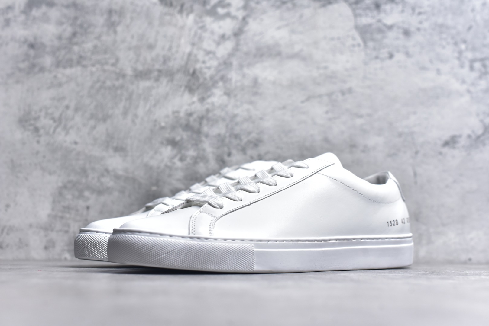 图片[2]-#Common Projects 扁头小白鞋 经典小白鞋 为了此款鞋子做到极致 已经报废几双原鞋 力争做好1.1 独家磨具 进口皮料 还原度最高 可提供原版对比 CP 是诞生于纽约的鞋履品牌，品牌1994成立 以来深受美国、意大利 GQ 等各大时尚杂志、编辑的喜爱，明星网红同款百搭小经典情侣小白鞋，防滑橡胶大底顶级代购超人气休闲板鞋来袭专柜同步，鞋面原版头层牛皮，头层牛皮内里 ：原厂特供原版底，独家活动成型底超级舒适，原厂跟单货，高品质，可随意进出专柜，欢迎对比。 尺码：40 41 42 43 44-选品中心
