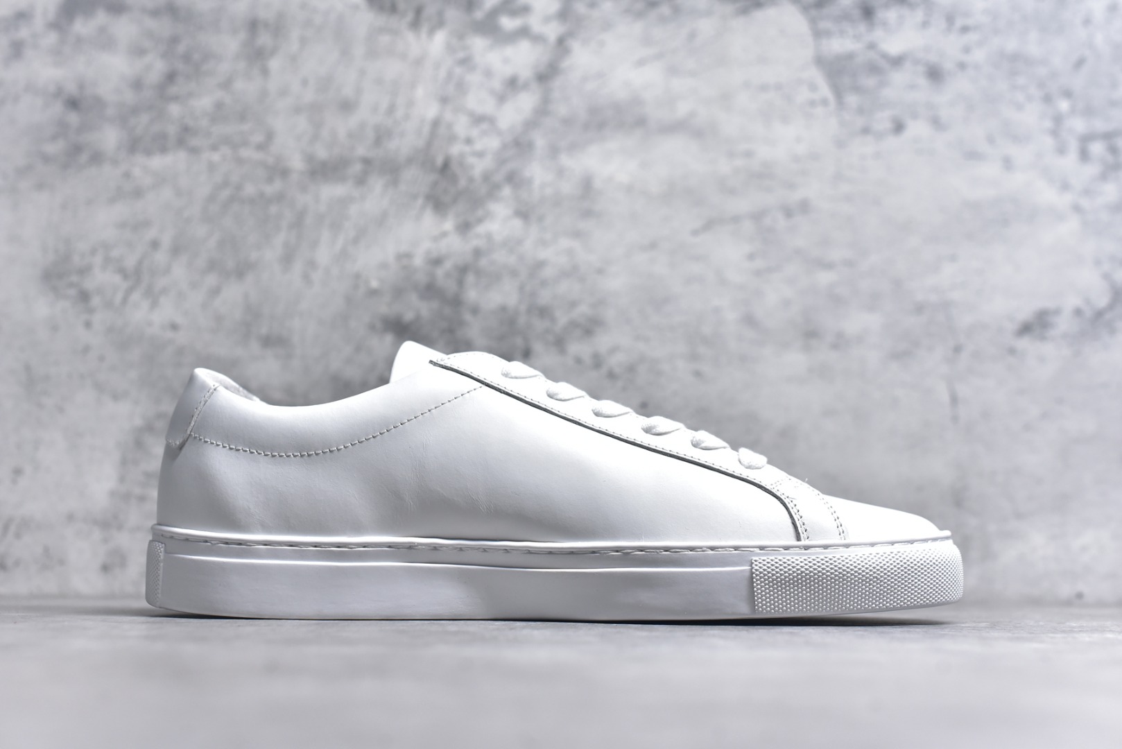 图片[3]-#Common Projects 扁头小白鞋 经典小白鞋 为了此款鞋子做到极致 已经报废几双原鞋 力争做好1.1 独家磨具 进口皮料 还原度最高 可提供原版对比 CP 是诞生于纽约的鞋履品牌，品牌1994成立 以来深受美国、意大利 GQ 等各大时尚杂志、编辑的喜爱，明星网红同款百搭小经典情侣小白鞋，防滑橡胶大底顶级代购超人气休闲板鞋来袭专柜同步，鞋面原版头层牛皮，头层牛皮内里 ：原厂特供原版底，独家活动成型底超级舒适，原厂跟单货，高品质，可随意进出专柜，欢迎对比。 尺码：40 41 42 43 44-选品中心
