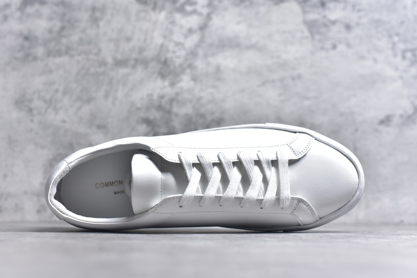 图片[4]-#Common Projects 扁头小白鞋 经典小白鞋 为了此款鞋子做到极致 已经报废几双原鞋 力争做好1.1 独家磨具 进口皮料 还原度最高 可提供原版对比 CP 是诞生于纽约的鞋履品牌，品牌1994成立 以来深受美国、意大利 GQ 等各大时尚杂志、编辑的喜爱，明星网红同款百搭小经典情侣小白鞋，防滑橡胶大底顶级代购超人气休闲板鞋来袭专柜同步，鞋面原版头层牛皮，头层牛皮内里 ：原厂特供原版底，独家活动成型底超级舒适，原厂跟单货，高品质，可随意进出专柜，欢迎对比。 尺码：40 41 42 43 44-选品中心