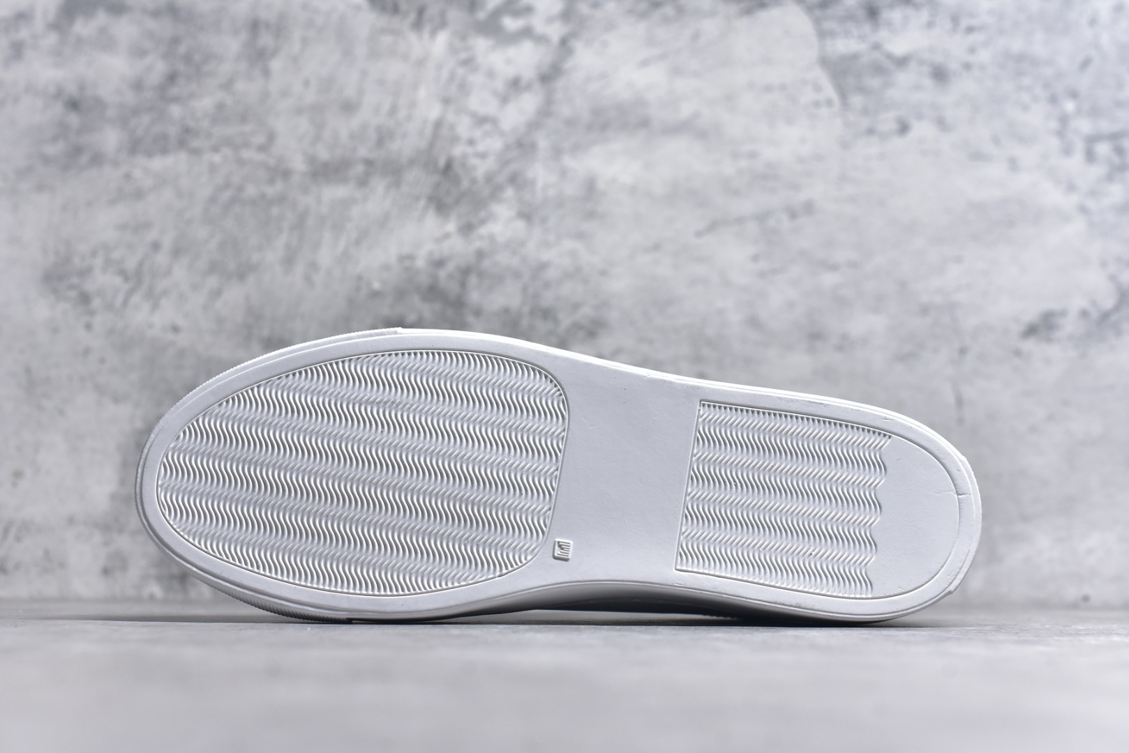 图片[6]-#Common Projects 扁头小白鞋 经典小白鞋 为了此款鞋子做到极致 已经报废几双原鞋 力争做好1.1 独家磨具 进口皮料 还原度最高 可提供原版对比 CP 是诞生于纽约的鞋履品牌，品牌1994成立 以来深受美国、意大利 GQ 等各大时尚杂志、编辑的喜爱，明星网红同款百搭小经典情侣小白鞋，防滑橡胶大底顶级代购超人气休闲板鞋来袭专柜同步，鞋面原版头层牛皮，头层牛皮内里 ：原厂特供原版底，独家活动成型底超级舒适，原厂跟单货，高品质，可随意进出专柜，欢迎对比。 尺码：40 41 42 43 44-选品中心