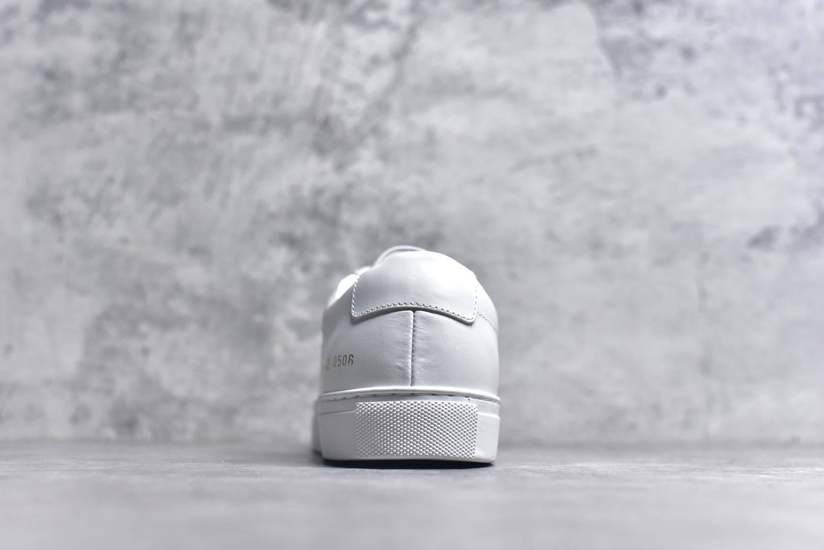 图片[5]-#Common Projects 扁头小白鞋 经典小白鞋 为了此款鞋子做到极致 已经报废几双原鞋 力争做好1.1 独家磨具 进口皮料 还原度最高 可提供原版对比 CP 是诞生于纽约的鞋履品牌，品牌1994成立 以来深受美国、意大利 GQ 等各大时尚杂志、编辑的喜爱，明星网红同款百搭小经典情侣小白鞋，防滑橡胶大底顶级代购超人气休闲板鞋来袭专柜同步，鞋面原版头层牛皮，头层牛皮内里 ：原厂特供原版底，独家活动成型底超级舒适，原厂跟单货，高品质，可随意进出专柜，欢迎对比。 尺码：40 41 42 43 44-选品中心