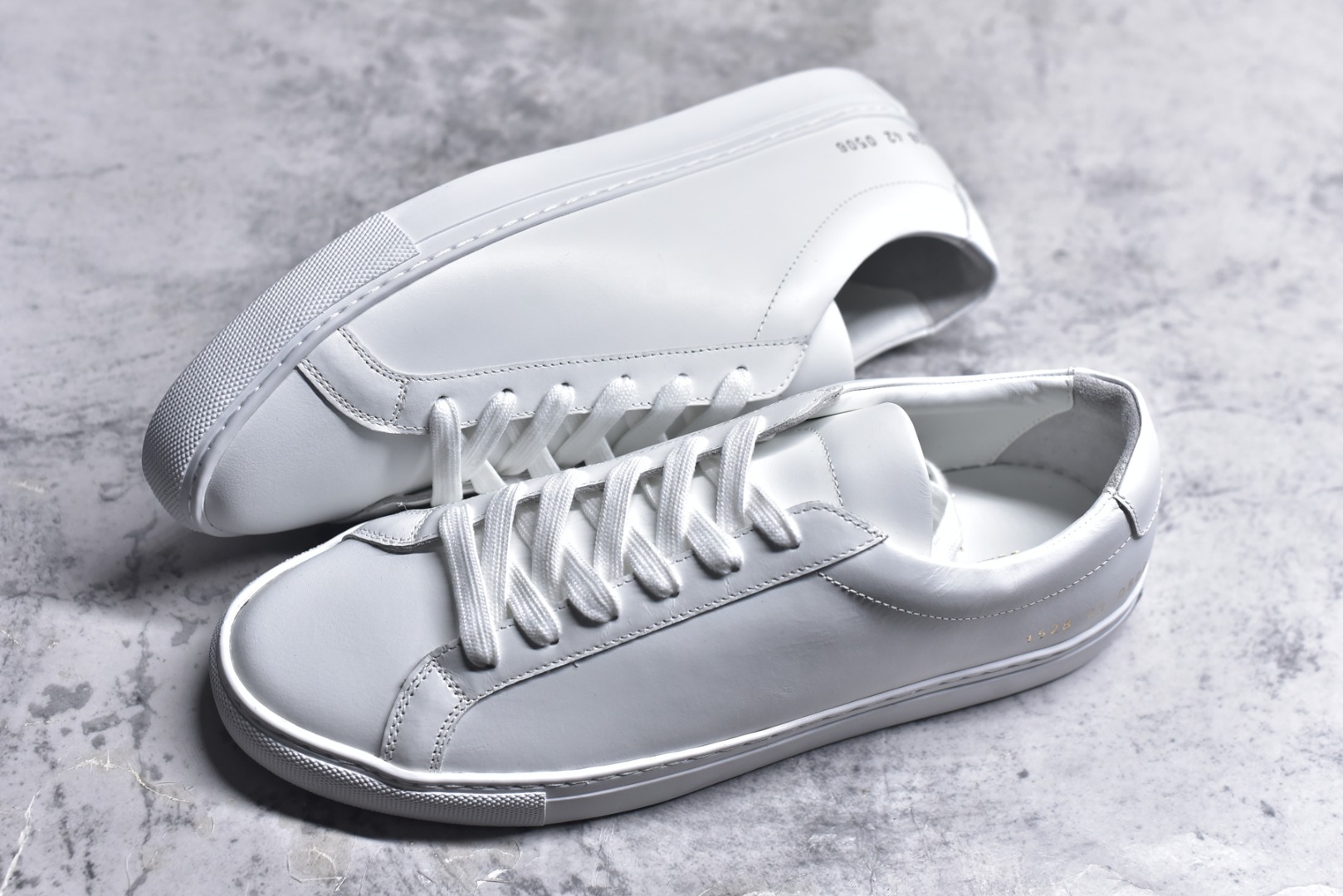 图片[7]-#Common Projects 扁头小白鞋 经典小白鞋 为了此款鞋子做到极致 已经报废几双原鞋 力争做好1.1 独家磨具 进口皮料 还原度最高 可提供原版对比 CP 是诞生于纽约的鞋履品牌，品牌1994成立 以来深受美国、意大利 GQ 等各大时尚杂志、编辑的喜爱，明星网红同款百搭小经典情侣小白鞋，防滑橡胶大底顶级代购超人气休闲板鞋来袭专柜同步，鞋面原版头层牛皮，头层牛皮内里 ：原厂特供原版底，独家活动成型底超级舒适，原厂跟单货，高品质，可随意进出专柜，欢迎对比。 尺码：40 41 42 43 44-选品中心