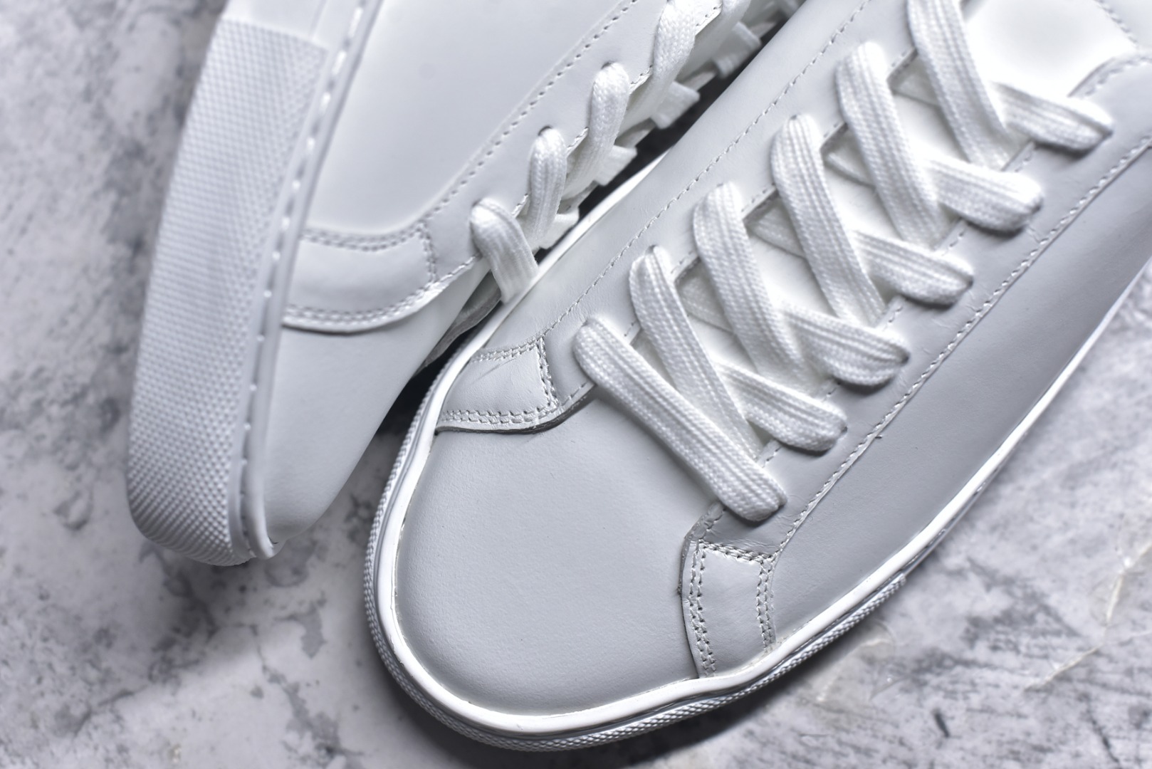 图片[8]-#Common Projects 扁头小白鞋 经典小白鞋 为了此款鞋子做到极致 已经报废几双原鞋 力争做好1.1 独家磨具 进口皮料 还原度最高 可提供原版对比 CP 是诞生于纽约的鞋履品牌，品牌1994成立 以来深受美国、意大利 GQ 等各大时尚杂志、编辑的喜爱，明星网红同款百搭小经典情侣小白鞋，防滑橡胶大底顶级代购超人气休闲板鞋来袭专柜同步，鞋面原版头层牛皮，头层牛皮内里 ：原厂特供原版底，独家活动成型底超级舒适，原厂跟单货，高品质，可随意进出专柜，欢迎对比。 尺码：40 41 42 43 44-选品中心