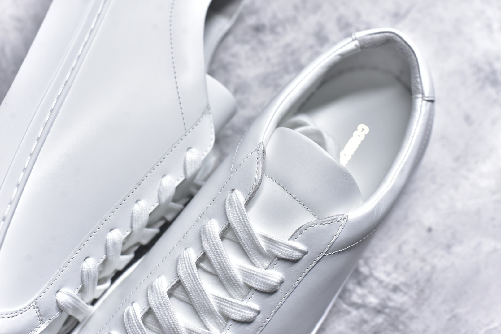 图片[9]-#Common Projects 扁头小白鞋 经典小白鞋 为了此款鞋子做到极致 已经报废几双原鞋 力争做好1.1 独家磨具 进口皮料 还原度最高 可提供原版对比 CP 是诞生于纽约的鞋履品牌，品牌1994成立 以来深受美国、意大利 GQ 等各大时尚杂志、编辑的喜爱，明星网红同款百搭小经典情侣小白鞋，防滑橡胶大底顶级代购超人气休闲板鞋来袭专柜同步，鞋面原版头层牛皮，头层牛皮内里 ：原厂特供原版底，独家活动成型底超级舒适，原厂跟单货，高品质，可随意进出专柜，欢迎对比。 尺码：40 41 42 43 44-选品中心