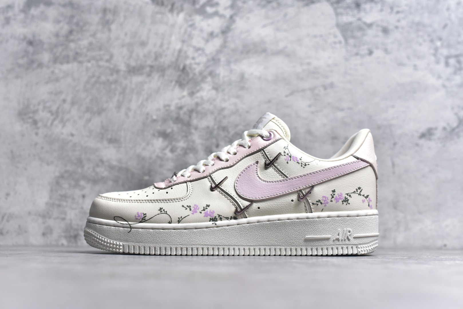 #Nike Air Force 1\’07 Low \”Light Pink Flowers\” 手绘涂鸦 浅粉漫花 空军一号低帮休闲运动板鞋 FV8110-182 #鞋身漫布精致小花，似把花园缀于足间。金属细节添几分酷感，却未掩清新。是街头潮流与温柔花意的奇妙碰撞，穿上它，每一步都像踩着花瓣漫步，把浅粉浪漫穿在脚下，随时开启一场关于青春与美好的行走叙事，让日常穿搭自带诗意花漾 尺码：36 36.5 37.5 38 38.5 39 40 40.5 41 42 42.5 43 44 44.5 45 9.D4-选品中心