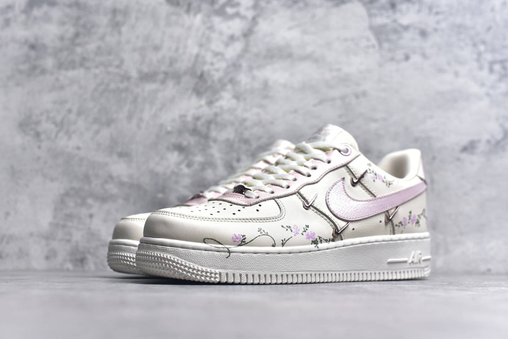 图片[2]-#Nike Air Force 1\’07 Low \”Light Pink Flowers\” 手绘涂鸦 浅粉漫花 空军一号低帮休闲运动板鞋 FV8110-182 #鞋身漫布精致小花，似把花园缀于足间。金属细节添几分酷感，却未掩清新。是街头潮流与温柔花意的奇妙碰撞，穿上它，每一步都像踩着花瓣漫步，把浅粉浪漫穿在脚下，随时开启一场关于青春与美好的行走叙事，让日常穿搭自带诗意花漾 尺码：36 36.5 37.5 38 38.5 39 40 40.5 41 42 42.5 43 44 44.5 45 9.D4-选品中心