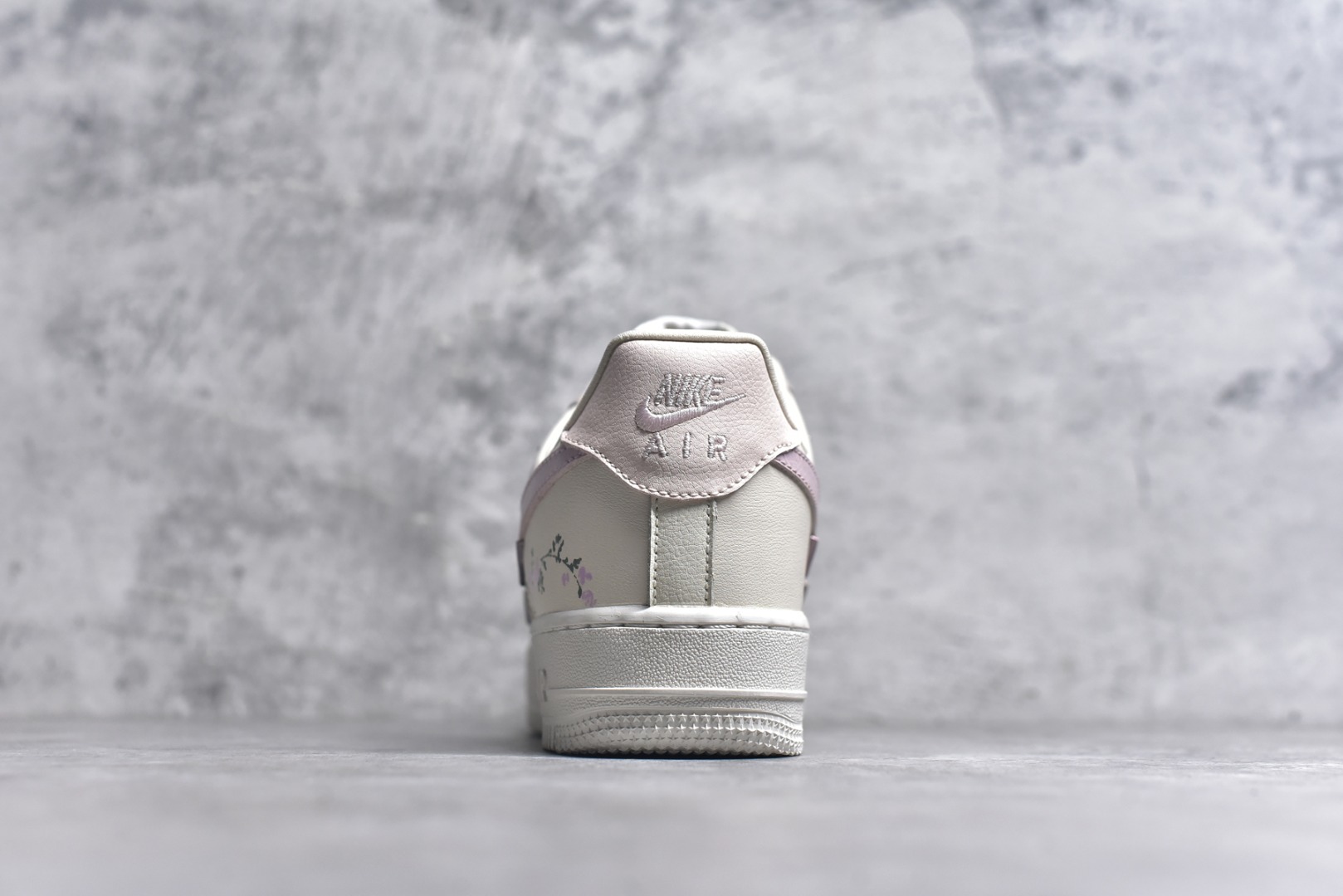 图片[5]-#Nike Air Force 1\’07 Low \”Light Pink Flowers\” 手绘涂鸦 浅粉漫花 空军一号低帮休闲运动板鞋 FV8110-182 #鞋身漫布精致小花，似把花园缀于足间。金属细节添几分酷感，却未掩清新。是街头潮流与温柔花意的奇妙碰撞，穿上它，每一步都像踩着花瓣漫步，把浅粉浪漫穿在脚下，随时开启一场关于青春与美好的行走叙事，让日常穿搭自带诗意花漾 尺码：36 36.5 37.5 38 38.5 39 40 40.5 41 42 42.5 43 44 44.5 45 9.D4-选品中心