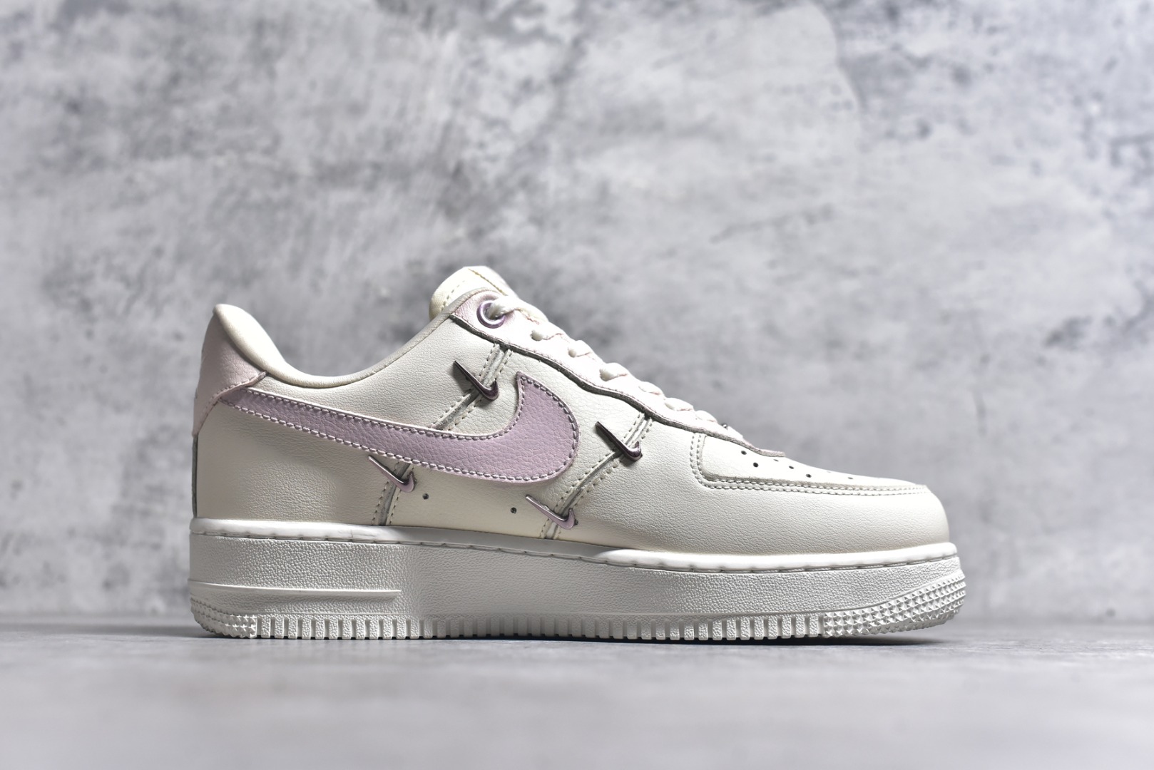 图片[3]-#Nike Air Force 1\’07 Low \”Light Pink Flowers\” 手绘涂鸦 浅粉漫花 空军一号低帮休闲运动板鞋 FV8110-182 #鞋身漫布精致小花，似把花园缀于足间。金属细节添几分酷感，却未掩清新。是街头潮流与温柔花意的奇妙碰撞，穿上它，每一步都像踩着花瓣漫步，把浅粉浪漫穿在脚下，随时开启一场关于青春与美好的行走叙事，让日常穿搭自带诗意花漾 尺码：36 36.5 37.5 38 38.5 39 40 40.5 41 42 42.5 43 44 44.5 45 9.D4-选品中心