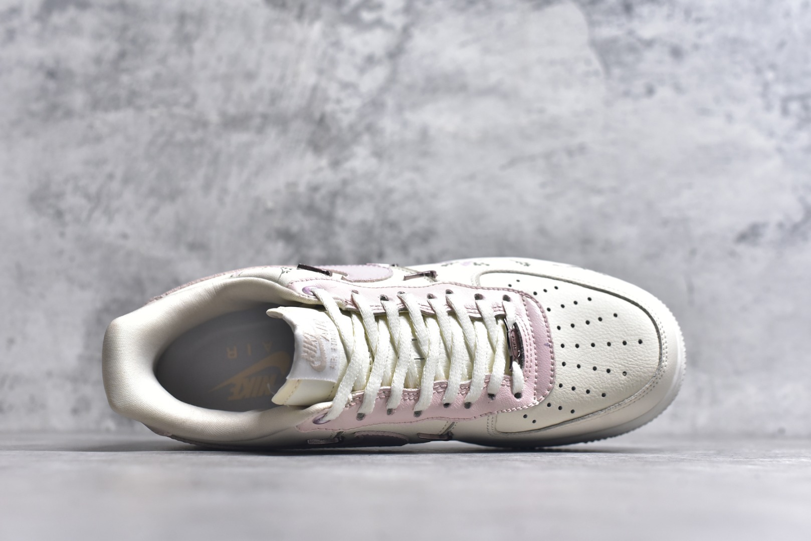 图片[4]-#Nike Air Force 1\’07 Low \”Light Pink Flowers\” 手绘涂鸦 浅粉漫花 空军一号低帮休闲运动板鞋 FV8110-182 #鞋身漫布精致小花，似把花园缀于足间。金属细节添几分酷感，却未掩清新。是街头潮流与温柔花意的奇妙碰撞，穿上它，每一步都像踩着花瓣漫步，把浅粉浪漫穿在脚下，随时开启一场关于青春与美好的行走叙事，让日常穿搭自带诗意花漾 尺码：36 36.5 37.5 38 38.5 39 40 40.5 41 42 42.5 43 44 44.5 45 9.D4-选品中心
