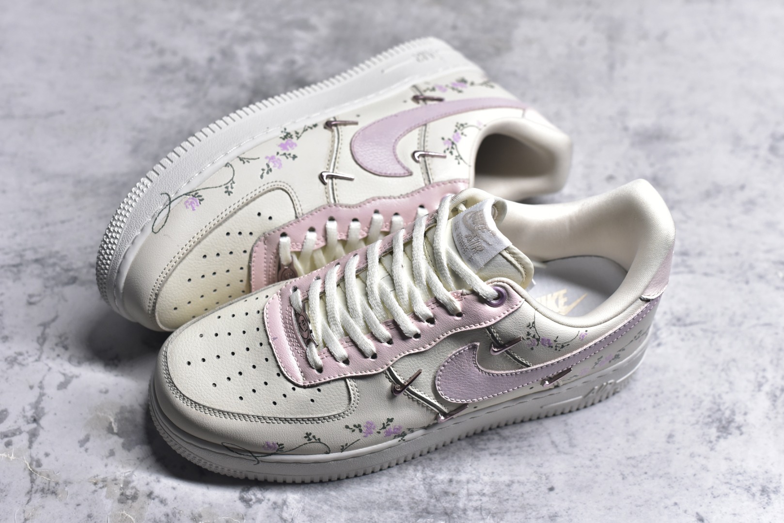图片[7]-#Nike Air Force 1\’07 Low \”Light Pink Flowers\” 手绘涂鸦 浅粉漫花 空军一号低帮休闲运动板鞋 FV8110-182 #鞋身漫布精致小花，似把花园缀于足间。金属细节添几分酷感，却未掩清新。是街头潮流与温柔花意的奇妙碰撞，穿上它，每一步都像踩着花瓣漫步，把浅粉浪漫穿在脚下，随时开启一场关于青春与美好的行走叙事，让日常穿搭自带诗意花漾 尺码：36 36.5 37.5 38 38.5 39 40 40.5 41 42 42.5 43 44 44.5 45 9.D4-选品中心