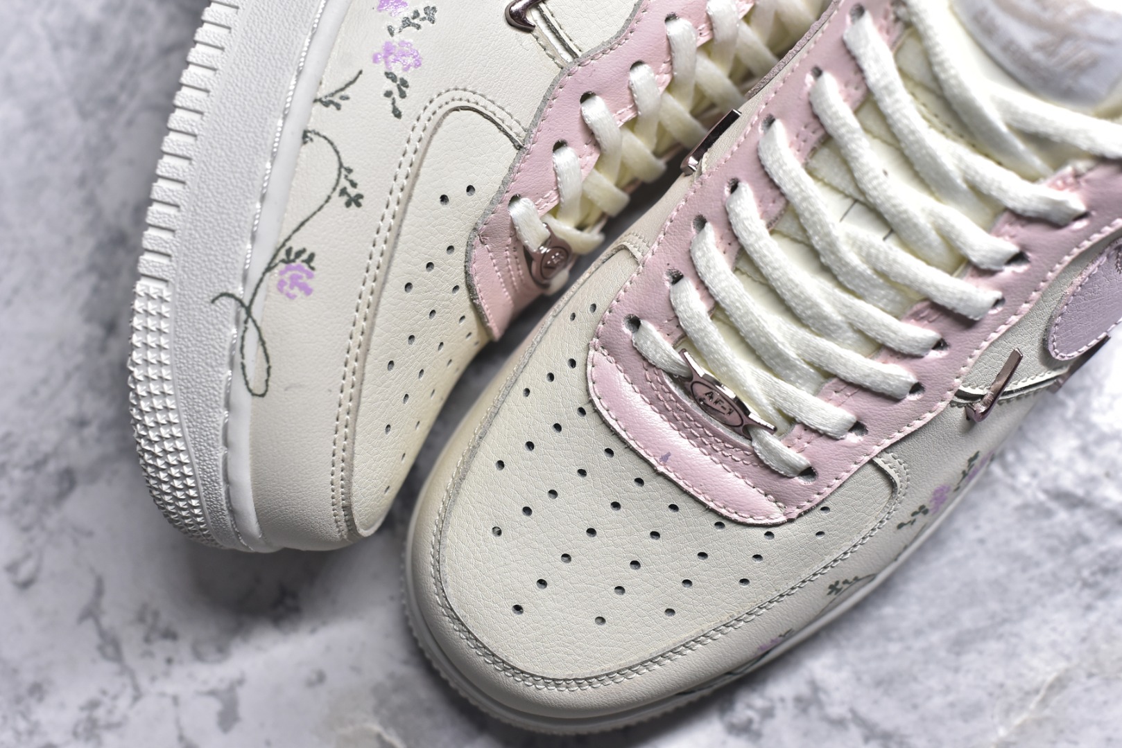 图片[8]-#Nike Air Force 1\’07 Low \”Light Pink Flowers\” 手绘涂鸦 浅粉漫花 空军一号低帮休闲运动板鞋 FV8110-182 #鞋身漫布精致小花，似把花园缀于足间。金属细节添几分酷感，却未掩清新。是街头潮流与温柔花意的奇妙碰撞，穿上它，每一步都像踩着花瓣漫步，把浅粉浪漫穿在脚下，随时开启一场关于青春与美好的行走叙事，让日常穿搭自带诗意花漾 尺码：36 36.5 37.5 38 38.5 39 40 40.5 41 42 42.5 43 44 44.5 45 9.D4-选品中心