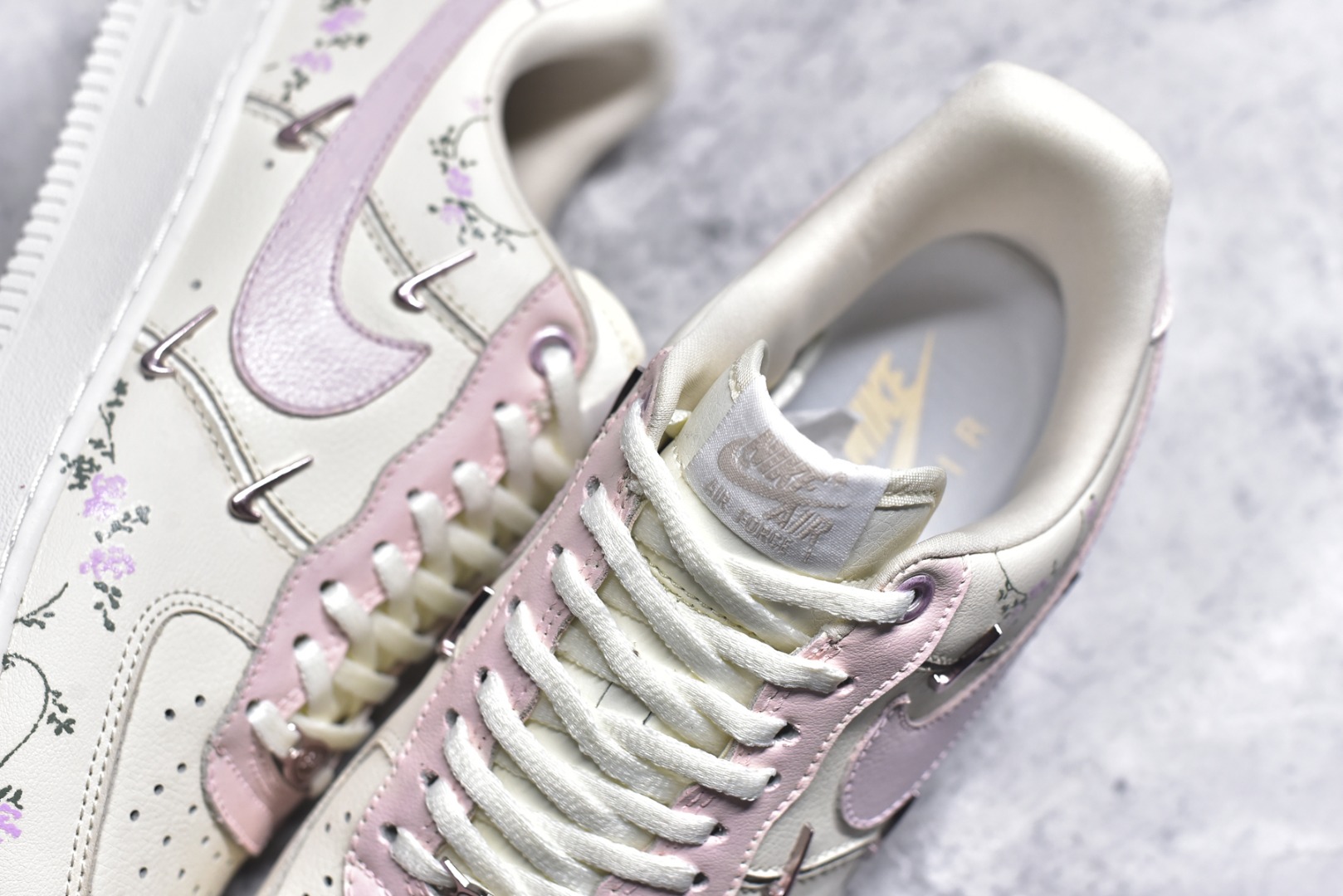 图片[9]-#Nike Air Force 1\’07 Low \”Light Pink Flowers\” 手绘涂鸦 浅粉漫花 空军一号低帮休闲运动板鞋 FV8110-182 #鞋身漫布精致小花，似把花园缀于足间。金属细节添几分酷感，却未掩清新。是街头潮流与温柔花意的奇妙碰撞，穿上它，每一步都像踩着花瓣漫步，把浅粉浪漫穿在脚下，随时开启一场关于青春与美好的行走叙事，让日常穿搭自带诗意花漾 尺码：36 36.5 37.5 38 38.5 39 40 40.5 41 42 42.5 43 44 44.5 45 9.D4-选品中心