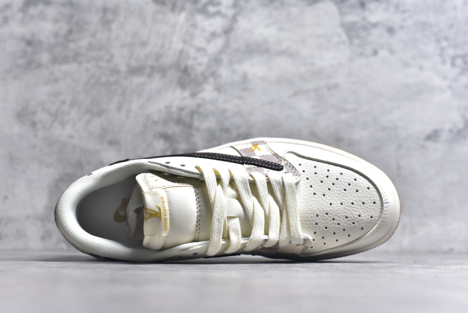 图片[4]-#Travis Scott x Fragment Design x Air Jordan 1 Low OG SP AJ1 乔1 LV联名 米棕方格 低帮文化休闲板鞋 XS7089-617 #多方联名合作融合了Travis Scott 独特的音乐风格，藤原浩个性的设计风格以及Jordan品牌的经典元素 使其成为一双具有独特身份和价值的鞋子 清新而立体的外观加上联名标识更突出了其独特身份 这种配色方案显示出活力和时尚感 在视觉上引人注目 鞋身的质感和细腻的细节处理使其显得高端而格调十足 这款“倒钩”联名是设计与创意完美结合 融合多方的个性风格是一款备受瞩目的潮流鞋款 尺码：36 36.5 37.5 38 38.5 39 40 40.5 41 42 42.5 43 44 44.5 45 9.E5-选品中心