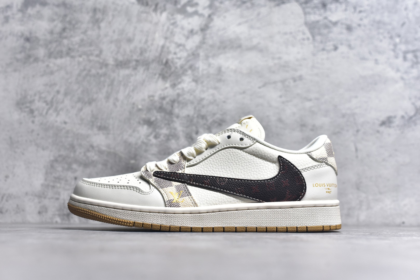 #Travis Scott x Fragment Design x Air Jordan 1 Low OG SP AJ1 乔1 LV联名 米棕方格 低帮文化休闲板鞋 XS7089-617 #多方联名合作融合了Travis Scott 独特的音乐风格，藤原浩个性的设计风格以及Jordan品牌的经典元素 使其成为一双具有独特身份和价值的鞋子 清新而立体的外观加上联名标识更突出了其独特身份 这种配色方案显示出活力和时尚感 在视觉上引人注目 鞋身的质感和细腻的细节处理使其显得高端而格调十足 这款“倒钩”联名是设计与创意完美结合 融合多方的个性风格是一款备受瞩目的潮流鞋款 尺码：36 36.5 37.5 38 38.5 39 40 40.5 41 42 42.5 43 44 44.5 45 9.E5-选品中心