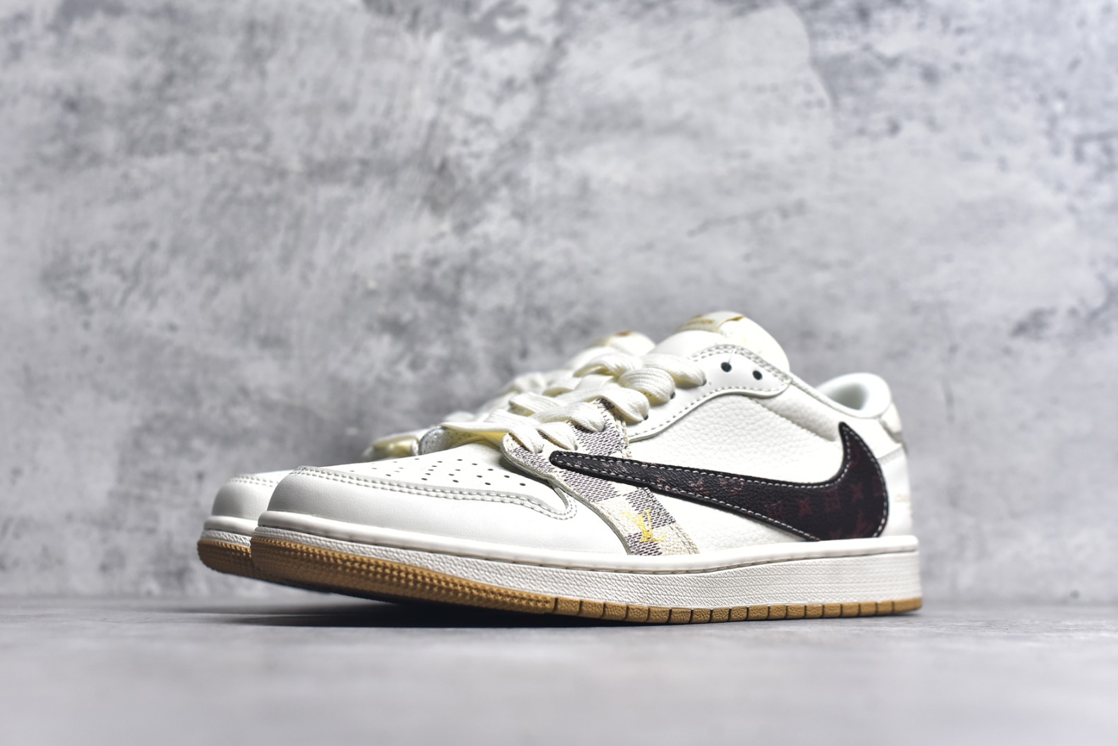 图片[2]-#Travis Scott x Fragment Design x Air Jordan 1 Low OG SP AJ1 乔1 LV联名 米棕方格 低帮文化休闲板鞋 XS7089-617 #多方联名合作融合了Travis Scott 独特的音乐风格，藤原浩个性的设计风格以及Jordan品牌的经典元素 使其成为一双具有独特身份和价值的鞋子 清新而立体的外观加上联名标识更突出了其独特身份 这种配色方案显示出活力和时尚感 在视觉上引人注目 鞋身的质感和细腻的细节处理使其显得高端而格调十足 这款“倒钩”联名是设计与创意完美结合 融合多方的个性风格是一款备受瞩目的潮流鞋款 尺码：36 36.5 37.5 38 38.5 39 40 40.5 41 42 42.5 43 44 44.5 45 9.E5-选品中心