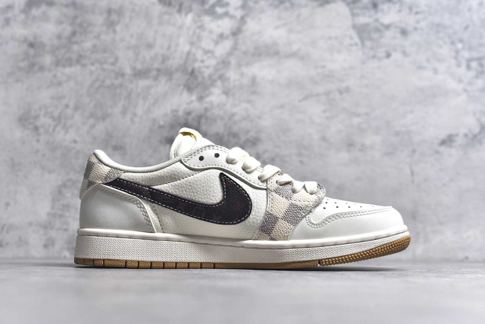 图片[3]-#Travis Scott x Fragment Design x Air Jordan 1 Low OG SP AJ1 乔1 LV联名 米棕方格 低帮文化休闲板鞋 XS7089-617 #多方联名合作融合了Travis Scott 独特的音乐风格，藤原浩个性的设计风格以及Jordan品牌的经典元素 使其成为一双具有独特身份和价值的鞋子 清新而立体的外观加上联名标识更突出了其独特身份 这种配色方案显示出活力和时尚感 在视觉上引人注目 鞋身的质感和细腻的细节处理使其显得高端而格调十足 这款“倒钩”联名是设计与创意完美结合 融合多方的个性风格是一款备受瞩目的潮流鞋款 尺码：36 36.5 37.5 38 38.5 39 40 40.5 41 42 42.5 43 44 44.5 45 9.E5-选品中心