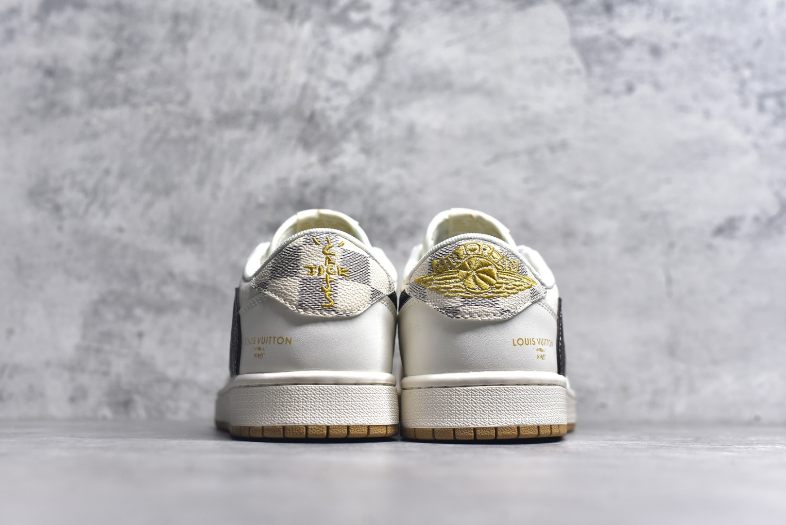 图片[5]-#Travis Scott x Fragment Design x Air Jordan 1 Low OG SP AJ1 乔1 LV联名 米棕方格 低帮文化休闲板鞋 XS7089-617 #多方联名合作融合了Travis Scott 独特的音乐风格，藤原浩个性的设计风格以及Jordan品牌的经典元素 使其成为一双具有独特身份和价值的鞋子 清新而立体的外观加上联名标识更突出了其独特身份 这种配色方案显示出活力和时尚感 在视觉上引人注目 鞋身的质感和细腻的细节处理使其显得高端而格调十足 这款“倒钩”联名是设计与创意完美结合 融合多方的个性风格是一款备受瞩目的潮流鞋款 尺码：36 36.5 37.5 38 38.5 39 40 40.5 41 42 42.5 43 44 44.5 45 9.E5-选品中心