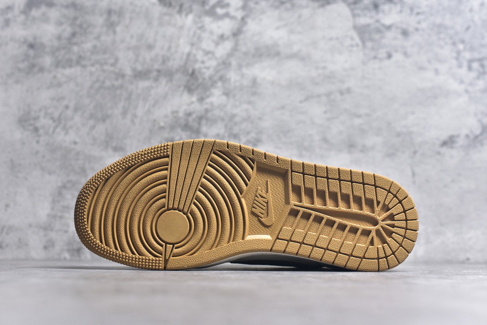 图片[6]-#Travis Scott x Fragment Design x Air Jordan 1 Low OG SP AJ1 乔1 LV联名 米棕方格 低帮文化休闲板鞋 XS7089-617 #多方联名合作融合了Travis Scott 独特的音乐风格，藤原浩个性的设计风格以及Jordan品牌的经典元素 使其成为一双具有独特身份和价值的鞋子 清新而立体的外观加上联名标识更突出了其独特身份 这种配色方案显示出活力和时尚感 在视觉上引人注目 鞋身的质感和细腻的细节处理使其显得高端而格调十足 这款“倒钩”联名是设计与创意完美结合 融合多方的个性风格是一款备受瞩目的潮流鞋款 尺码：36 36.5 37.5 38 38.5 39 40 40.5 41 42 42.5 43 44 44.5 45 9.E5-选品中心