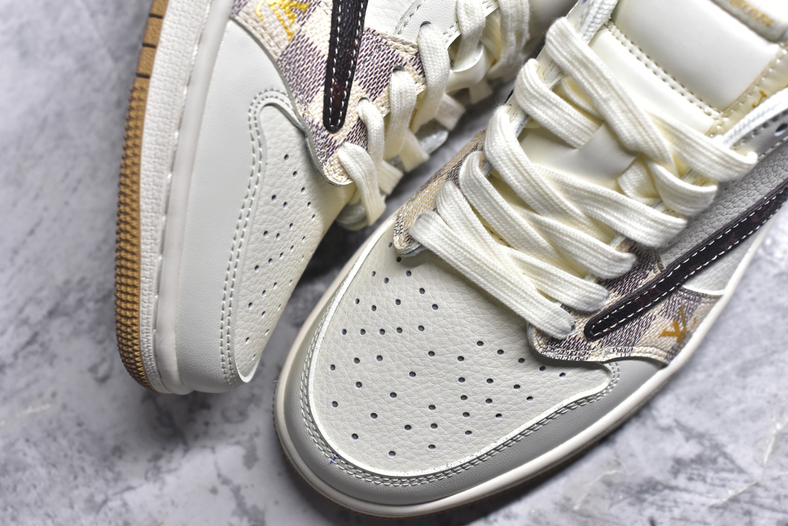 图片[8]-#Travis Scott x Fragment Design x Air Jordan 1 Low OG SP AJ1 乔1 LV联名 米棕方格 低帮文化休闲板鞋 XS7089-617 #多方联名合作融合了Travis Scott 独特的音乐风格，藤原浩个性的设计风格以及Jordan品牌的经典元素 使其成为一双具有独特身份和价值的鞋子 清新而立体的外观加上联名标识更突出了其独特身份 这种配色方案显示出活力和时尚感 在视觉上引人注目 鞋身的质感和细腻的细节处理使其显得高端而格调十足 这款“倒钩”联名是设计与创意完美结合 融合多方的个性风格是一款备受瞩目的潮流鞋款 尺码：36 36.5 37.5 38 38.5 39 40 40.5 41 42 42.5 43 44 44.5 45 9.E5-选品中心