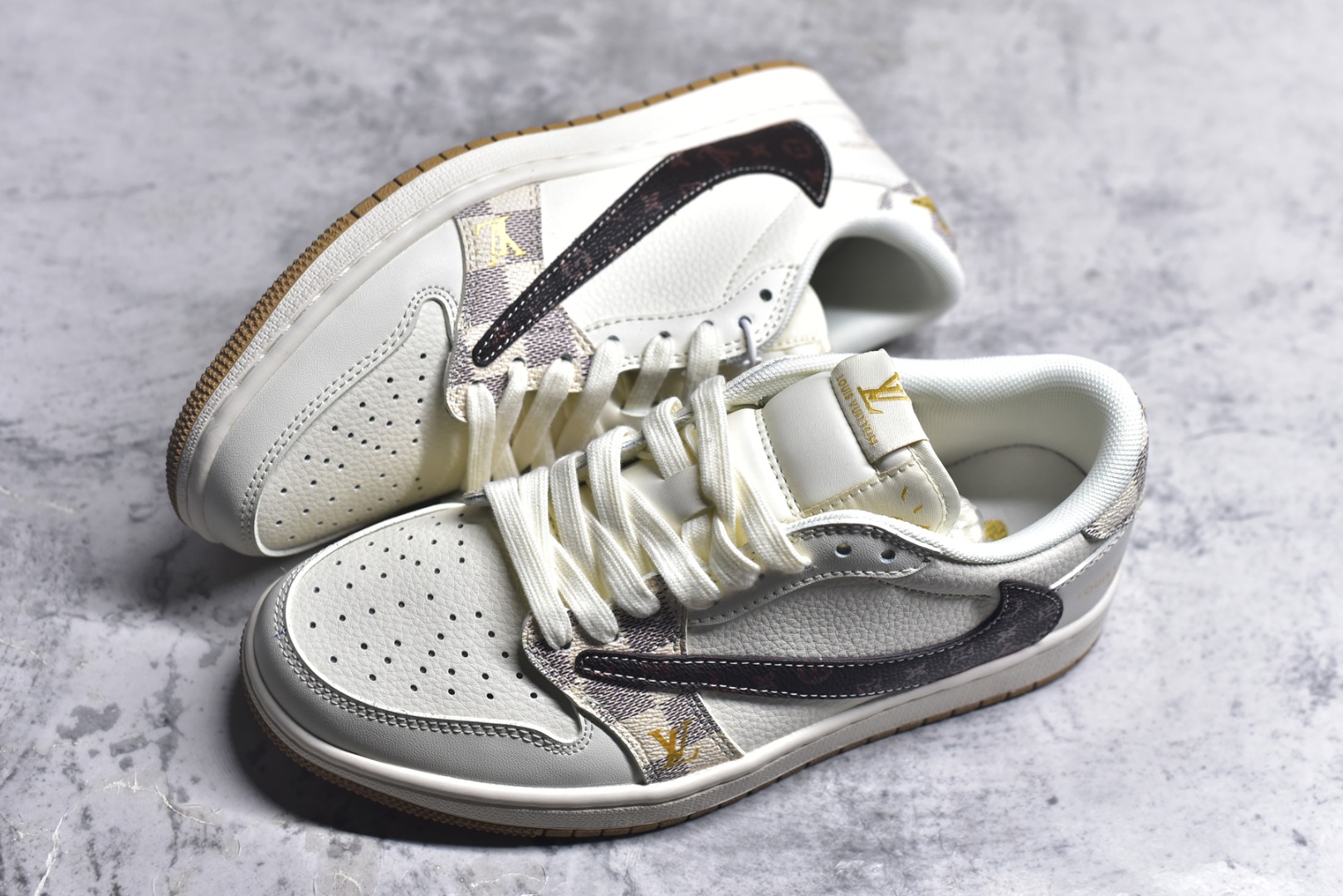 图片[7]-#Travis Scott x Fragment Design x Air Jordan 1 Low OG SP AJ1 乔1 LV联名 米棕方格 低帮文化休闲板鞋 XS7089-617 #多方联名合作融合了Travis Scott 独特的音乐风格，藤原浩个性的设计风格以及Jordan品牌的经典元素 使其成为一双具有独特身份和价值的鞋子 清新而立体的外观加上联名标识更突出了其独特身份 这种配色方案显示出活力和时尚感 在视觉上引人注目 鞋身的质感和细腻的细节处理使其显得高端而格调十足 这款“倒钩”联名是设计与创意完美结合 融合多方的个性风格是一款备受瞩目的潮流鞋款 尺码：36 36.5 37.5 38 38.5 39 40 40.5 41 42 42.5 43 44 44.5 45 9.E5-选品中心