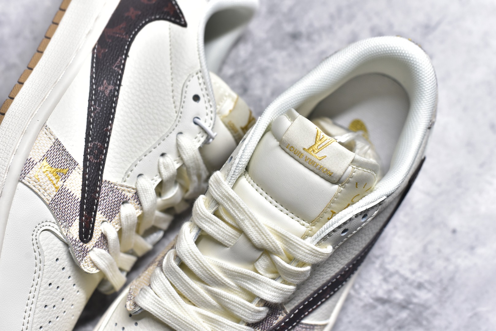 图片[9]-#Travis Scott x Fragment Design x Air Jordan 1 Low OG SP AJ1 乔1 LV联名 米棕方格 低帮文化休闲板鞋 XS7089-617 #多方联名合作融合了Travis Scott 独特的音乐风格，藤原浩个性的设计风格以及Jordan品牌的经典元素 使其成为一双具有独特身份和价值的鞋子 清新而立体的外观加上联名标识更突出了其独特身份 这种配色方案显示出活力和时尚感 在视觉上引人注目 鞋身的质感和细腻的细节处理使其显得高端而格调十足 这款“倒钩”联名是设计与创意完美结合 融合多方的个性风格是一款备受瞩目的潮流鞋款 尺码：36 36.5 37.5 38 38.5 39 40 40.5 41 42 42.5 43 44 44.5 45 9.E5-选品中心
