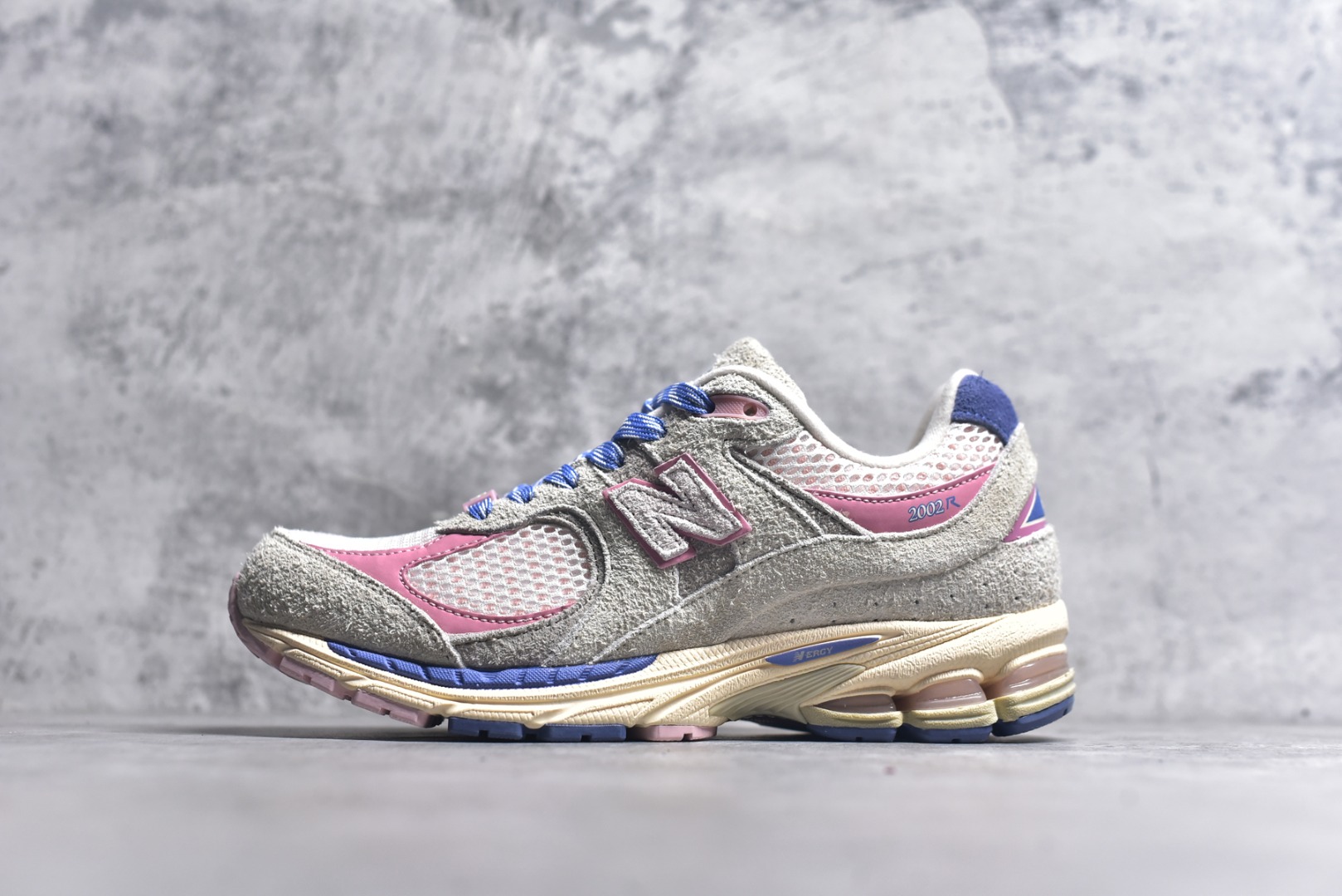 #New Balance 2002系列 复古休闲跑步鞋 M2002RHE #鞋款延续了经典科技，升级版N-ERGY缓震物料机能与材质上脚太舒适了，鞋面的柔软麂皮搭配尼龙网布，特别透气而且还复古感，不管是搭配牛仔裤还工装裤都是百搭！ 尺码：36 37 37.5 38 38.5 39 40 40.5 41 42 42.5 43 44 44.5 45 46.5-选品中心