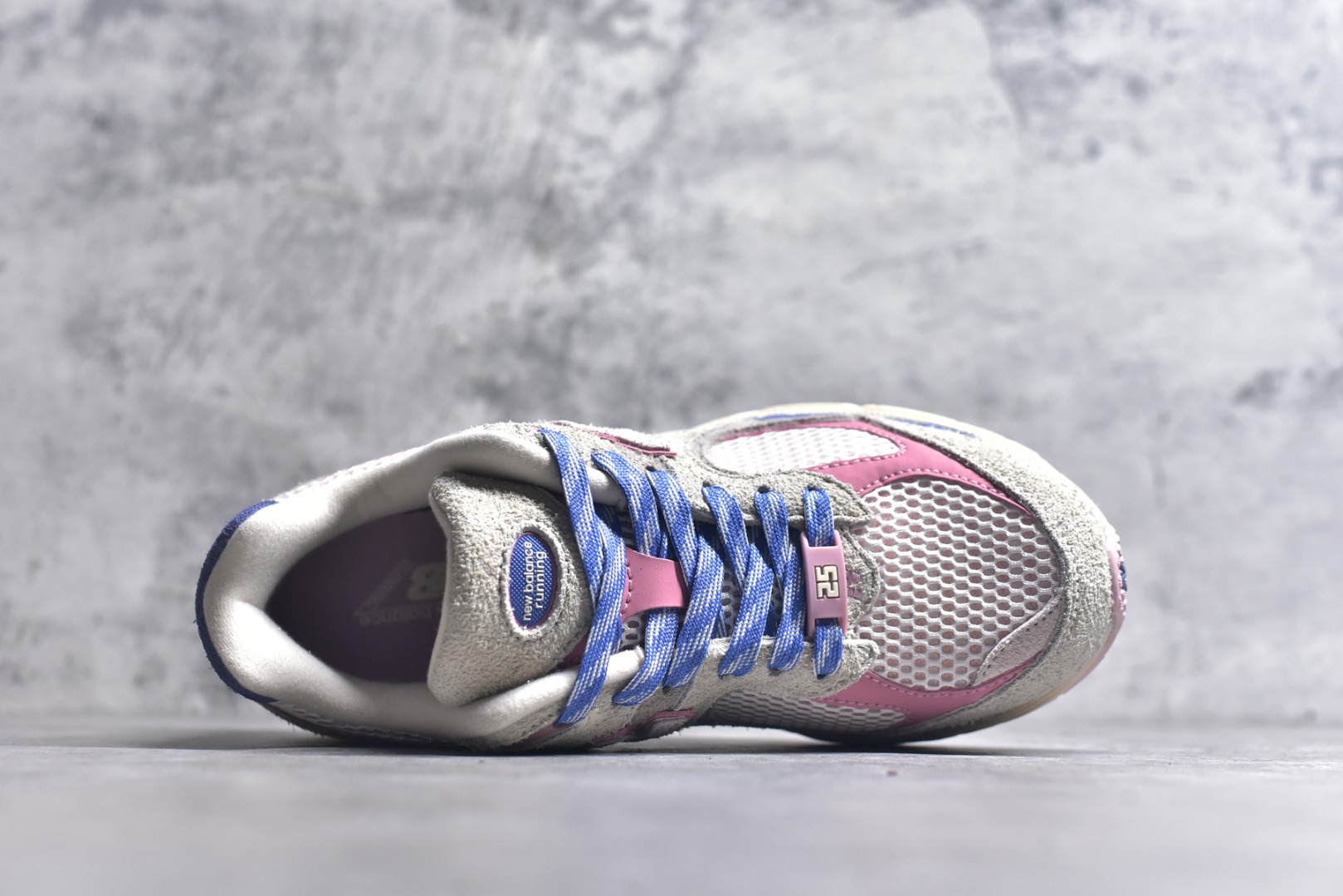 图片[4]-#New Balance 2002系列 复古休闲跑步鞋 M2002RHE #鞋款延续了经典科技，升级版N-ERGY缓震物料机能与材质上脚太舒适了，鞋面的柔软麂皮搭配尼龙网布，特别透气而且还复古感，不管是搭配牛仔裤还工装裤都是百搭！ 尺码：36 37 37.5 38 38.5 39 40 40.5 41 42 42.5 43 44 44.5 45 46.5-选品中心