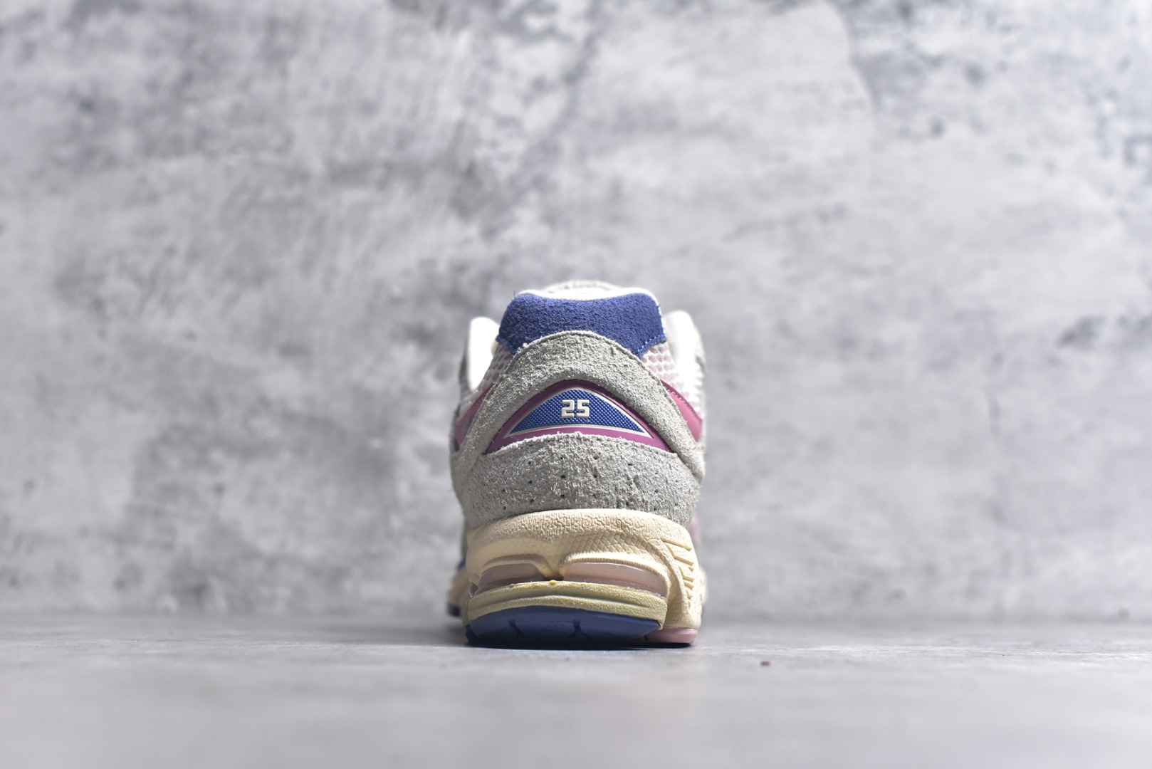 图片[5]-#New Balance 2002系列 复古休闲跑步鞋 M2002RHE #鞋款延续了经典科技，升级版N-ERGY缓震物料机能与材质上脚太舒适了，鞋面的柔软麂皮搭配尼龙网布，特别透气而且还复古感，不管是搭配牛仔裤还工装裤都是百搭！ 尺码：36 37 37.5 38 38.5 39 40 40.5 41 42 42.5 43 44 44.5 45 46.5-选品中心