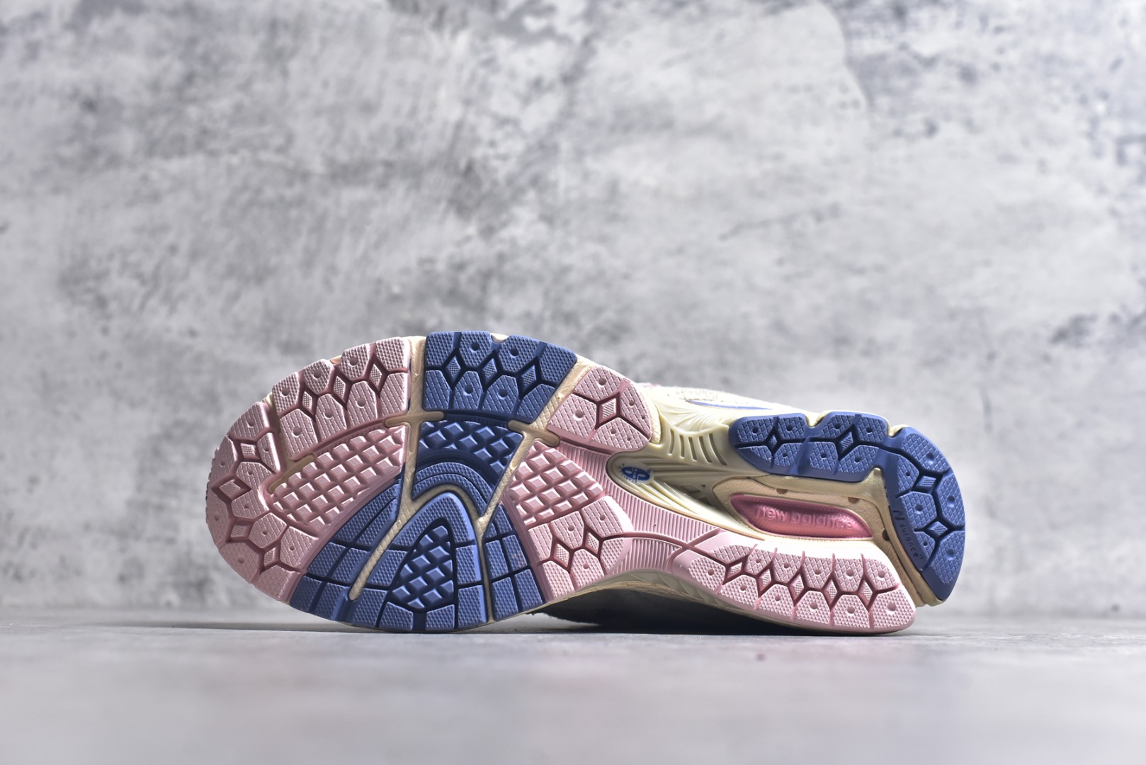 图片[6]-#New Balance 2002系列 复古休闲跑步鞋 M2002RHE #鞋款延续了经典科技，升级版N-ERGY缓震物料机能与材质上脚太舒适了，鞋面的柔软麂皮搭配尼龙网布，特别透气而且还复古感，不管是搭配牛仔裤还工装裤都是百搭！ 尺码：36 37 37.5 38 38.5 39 40 40.5 41 42 42.5 43 44 44.5 45 46.5-选品中心