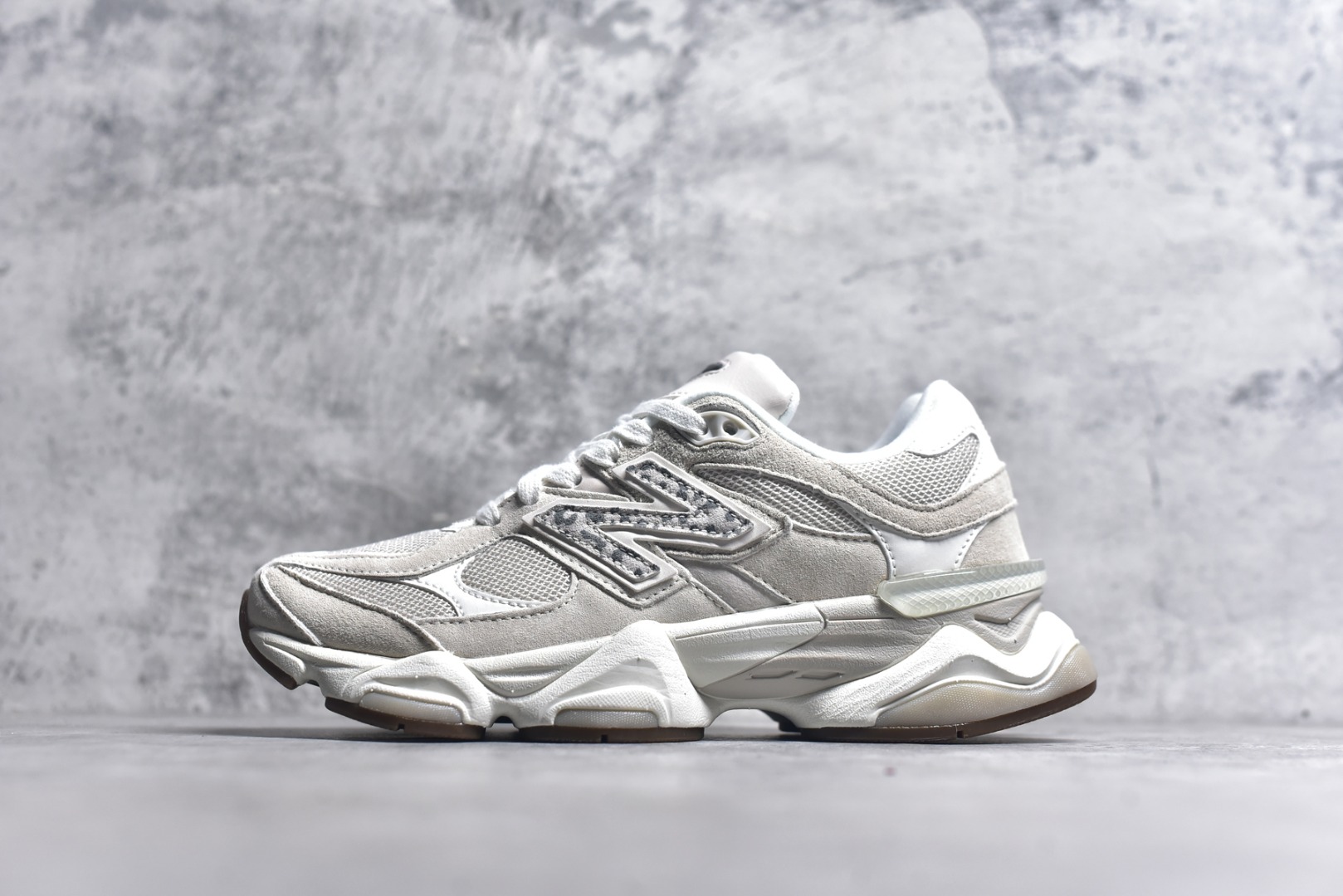 #New Balance NB9060 联名款 复古休闲运动慢跑鞋 U9060ASP #鞋款灵感源自设计师本人对夏日的怀日回忆。鞋面大身由空间双格及磨砂鞋面拼接而生，配以柔和、温暖的粉橘色调，夏日氛围拉满 #采用大面积网眼以及麂皮材质覆盖鞋身，还原经典气质。搭载ABZORB避震科技，由泡沫聚酯制成，上脚可以有效减少由鞋底反弹对身体及双腿的冲击力 尺码：36 37 37.5 38 38.5 39 40 40.5 41 42 42.5 43 44 44.5 45 46.5-选品中心