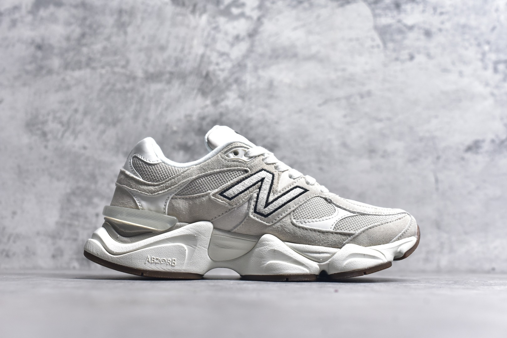 图片[3]-#New Balance NB9060 联名款 复古休闲运动慢跑鞋 U9060ASP #鞋款灵感源自设计师本人对夏日的怀日回忆。鞋面大身由空间双格及磨砂鞋面拼接而生，配以柔和、温暖的粉橘色调，夏日氛围拉满 #采用大面积网眼以及麂皮材质覆盖鞋身，还原经典气质。搭载ABZORB避震科技，由泡沫聚酯制成，上脚可以有效减少由鞋底反弹对身体及双腿的冲击力 尺码：36 37 37.5 38 38.5 39 40 40.5 41 42 42.5 43 44 44.5 45 46.5-选品中心
